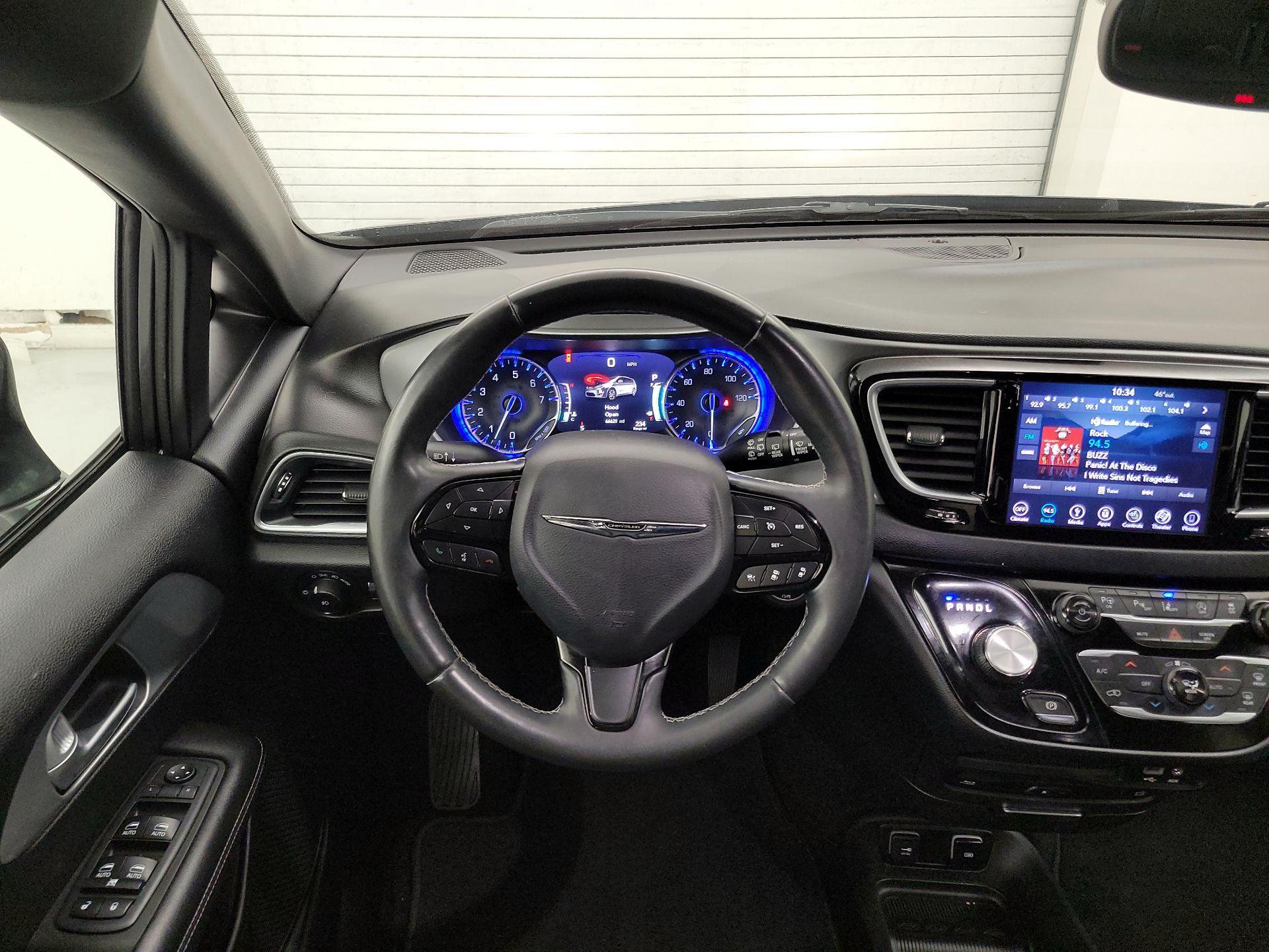 Thumbnail: 2018 Chrysler Pacifica - 10