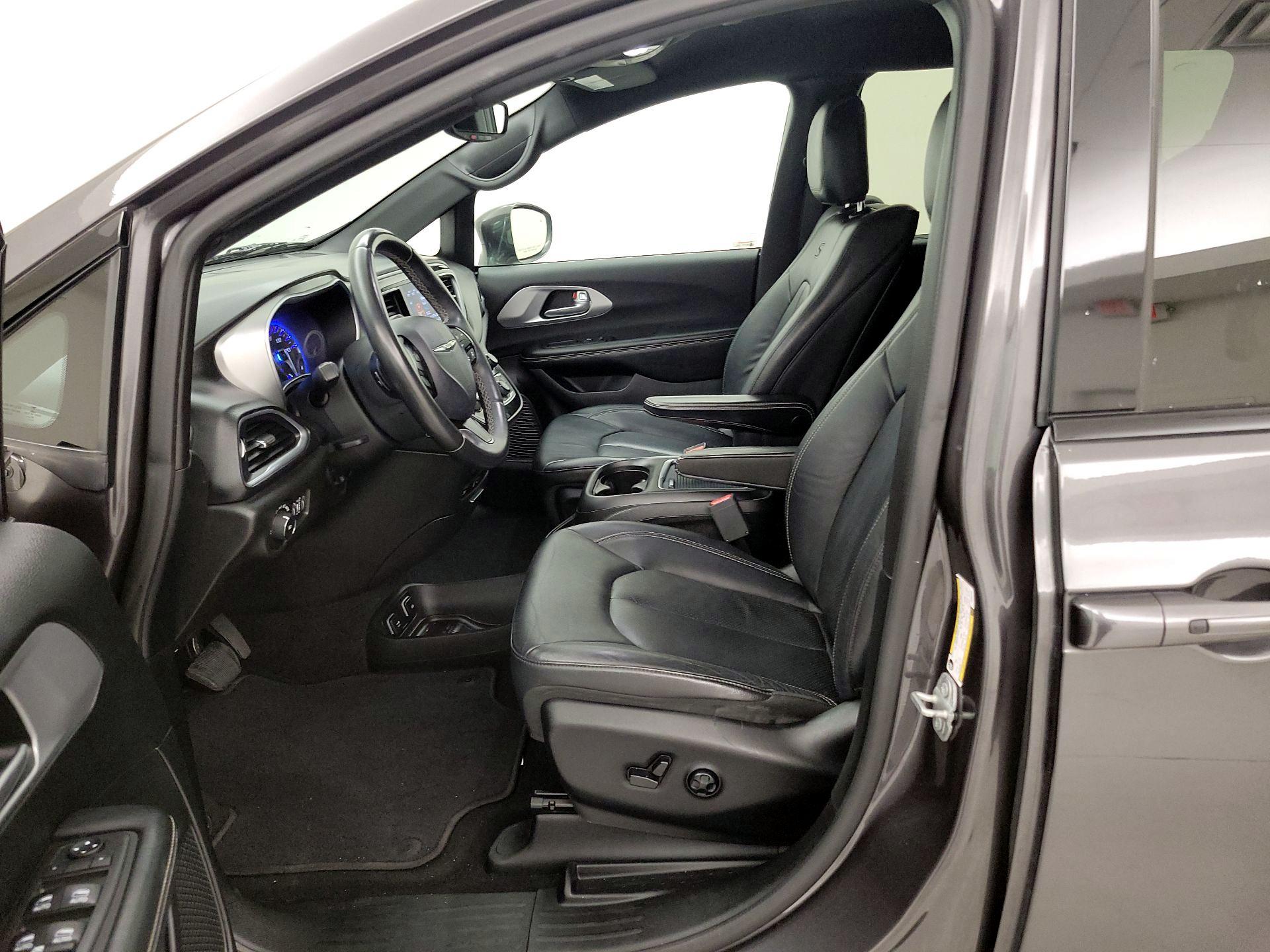 Thumbnail: 2018 Chrysler Pacifica - 11