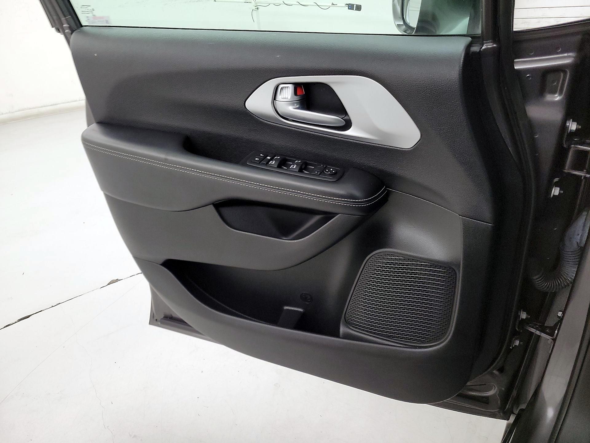 Thumbnail: 2018 Chrysler Pacifica - 12