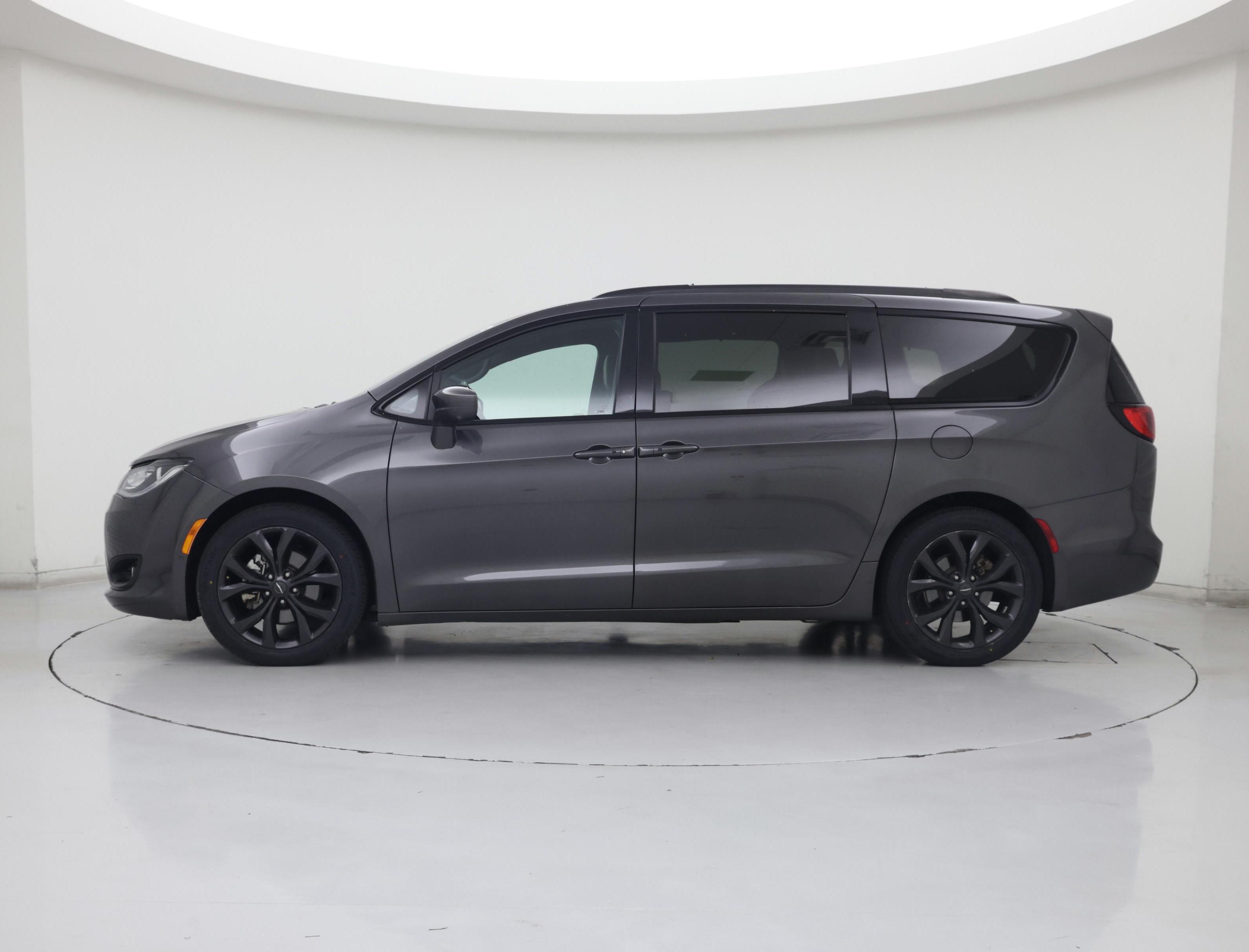 Thumbnail: 2018 Chrysler Pacifica - 3