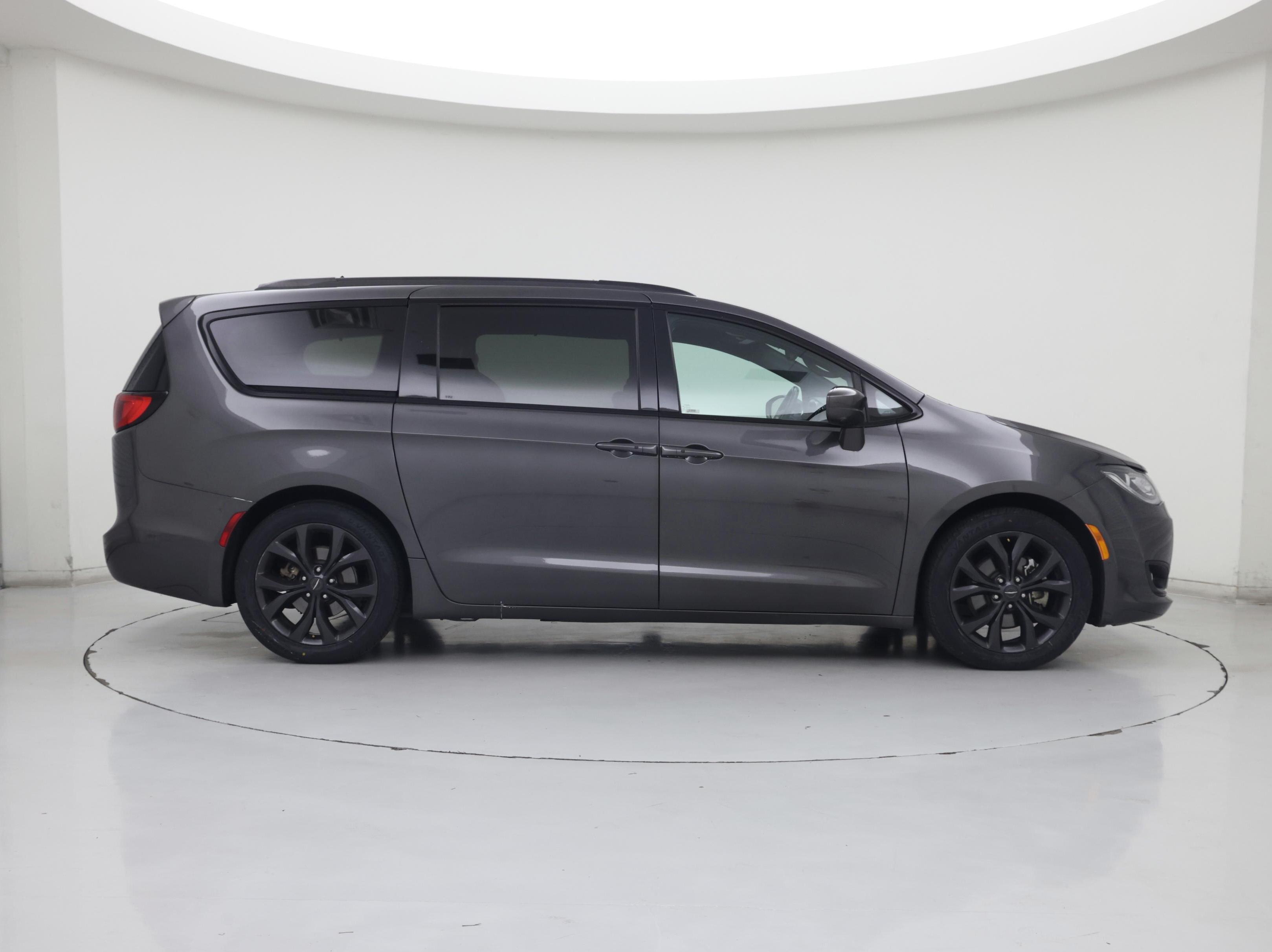 Thumbnail: 2018 Chrysler Pacifica - 7