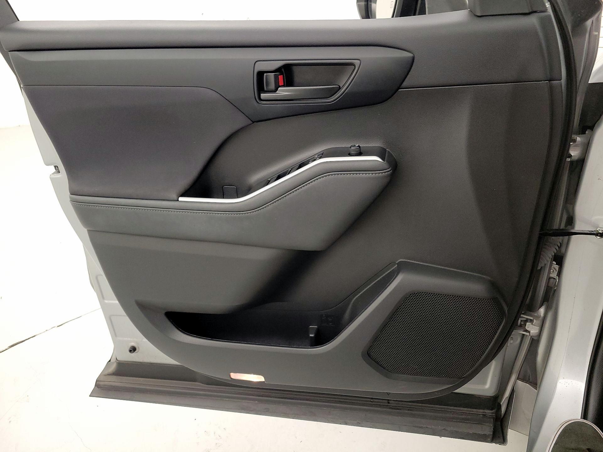 Thumbnail: 2023 Toyota Highlander - 12