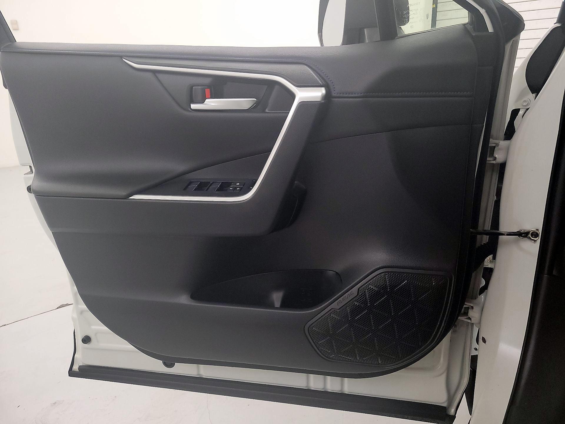 Thumbnail: 2019 Toyota RAV4 - 12