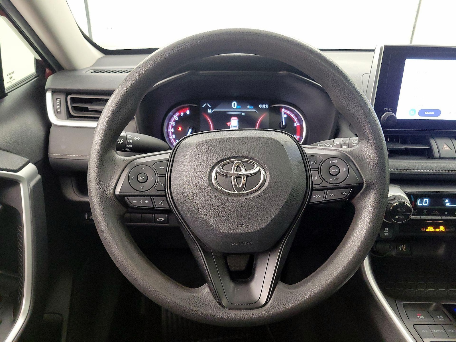 2024 Toyota RAV4 XLE - Photo 11
