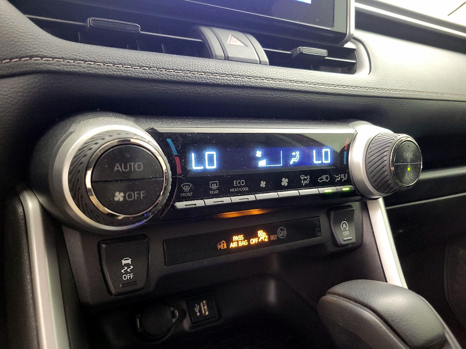 2024 Toyota RAV4 XLE - Photo 17