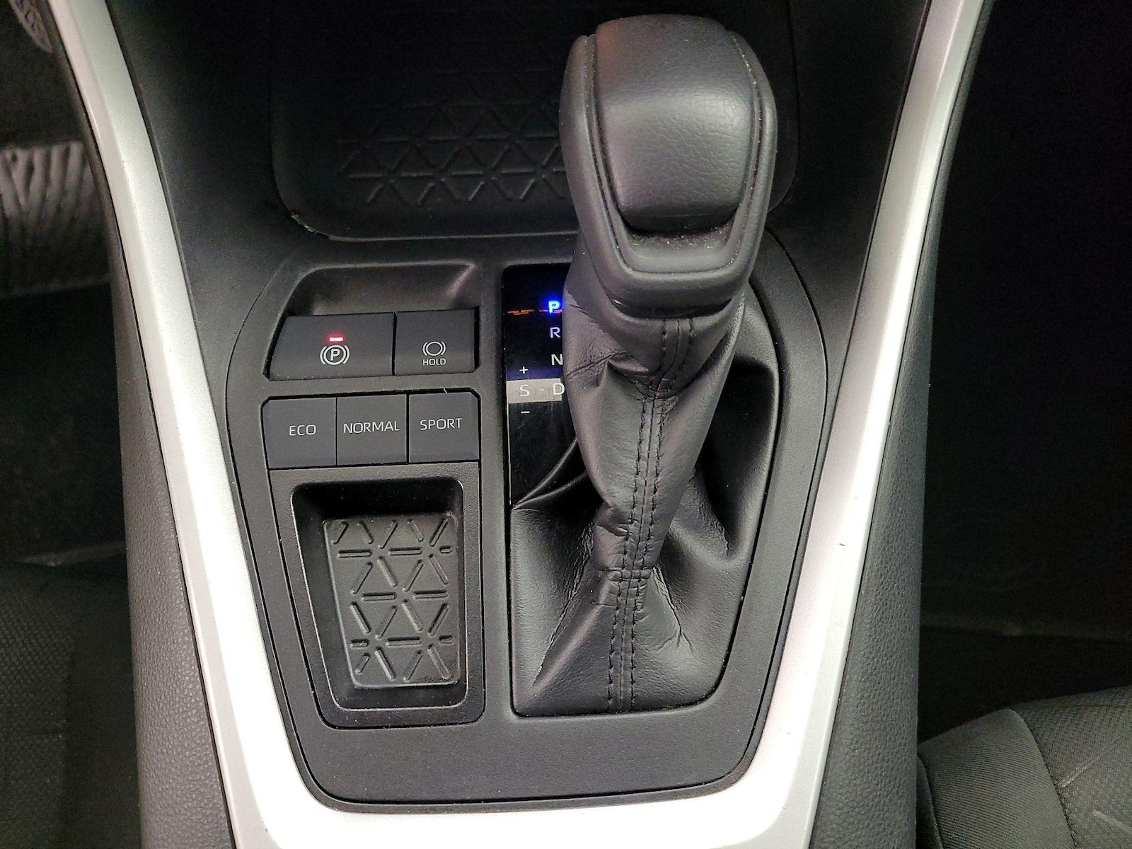 2024 Toyota RAV4 XLE - Photo 18