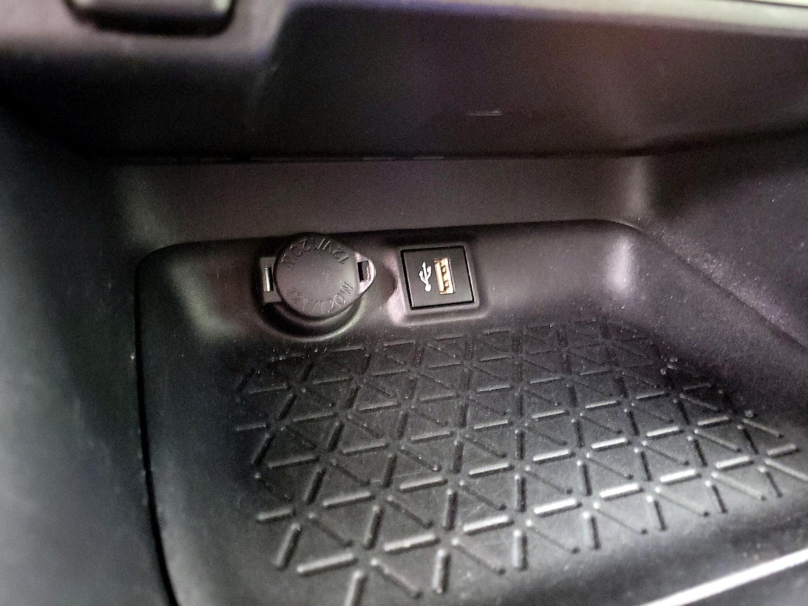 2024 Toyota RAV4 XLE - Photo 19