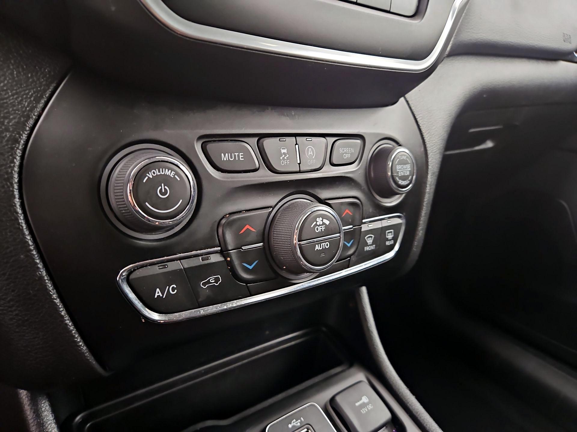 Thumbnail: 2023 Jeep Cherokee - 17