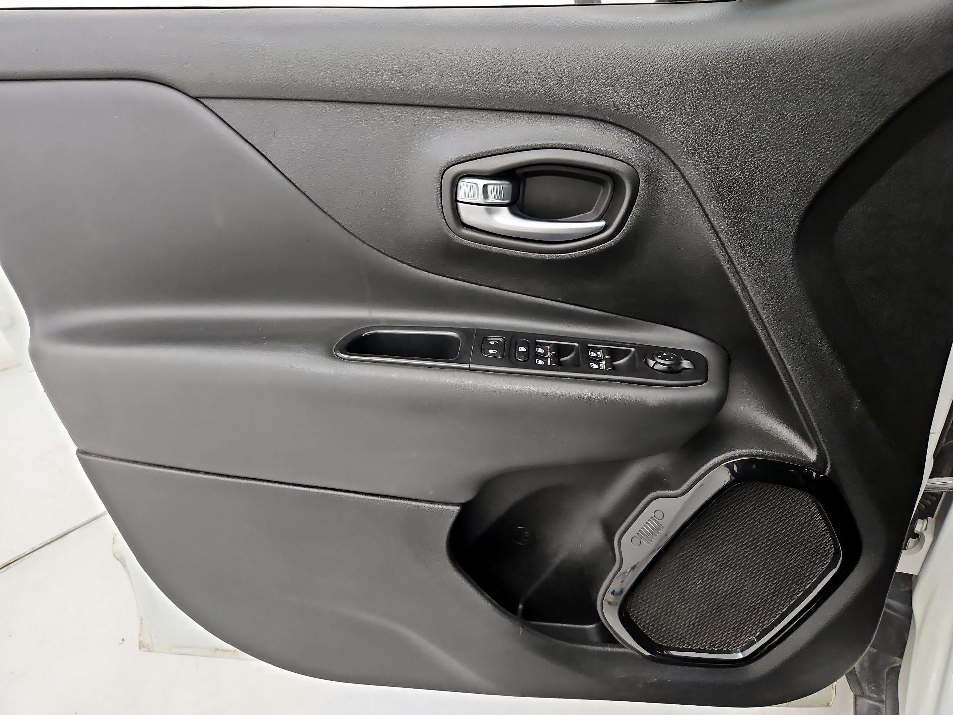 Thumbnail: 2018 Jeep Renegade - 12