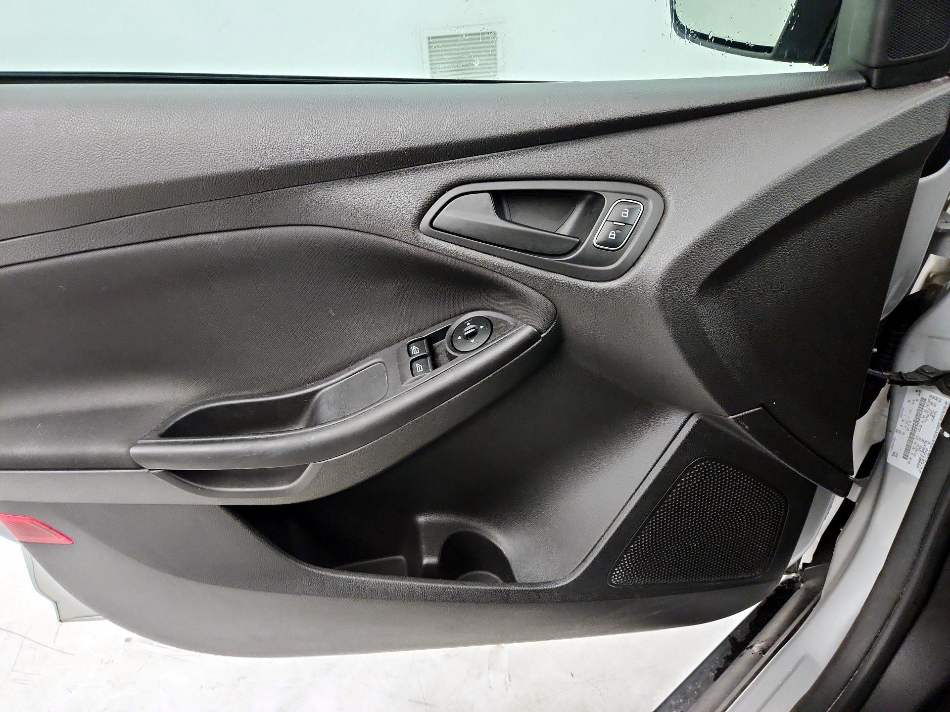 Thumbnail: 2016 Ford Focus - 12