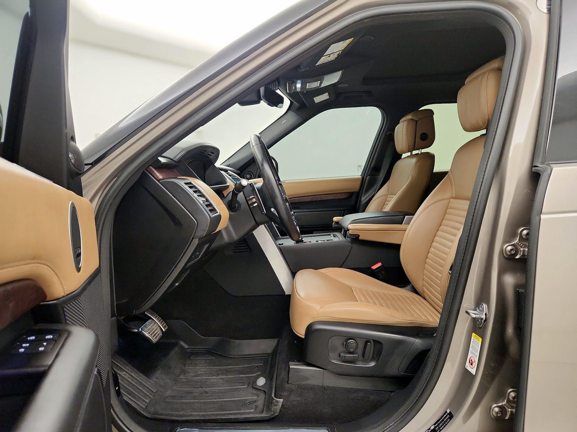 Thumbnail: 2023 Land Rover Discovery - 11