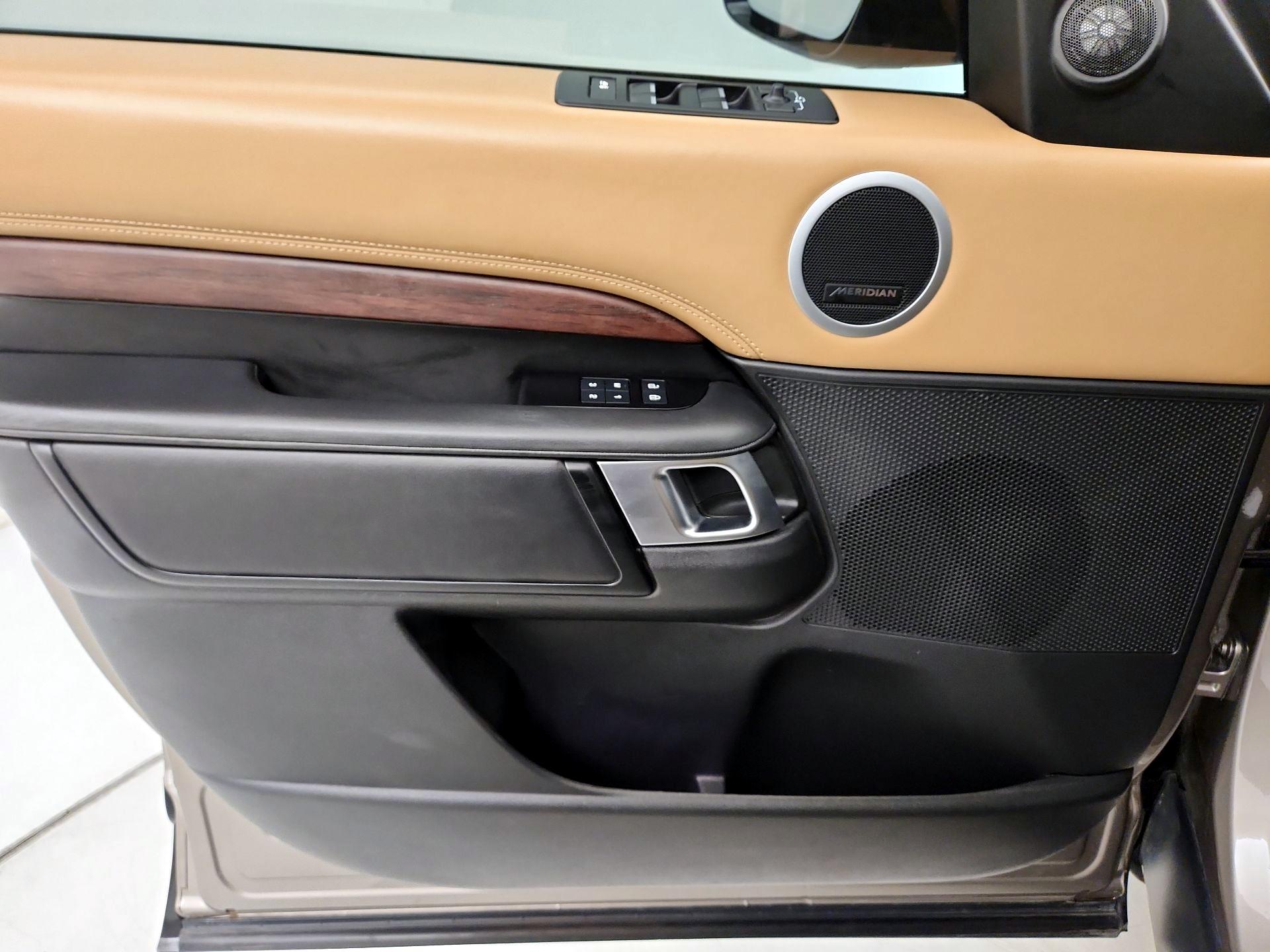 Thumbnail: 2023 Land Rover Discovery - 12