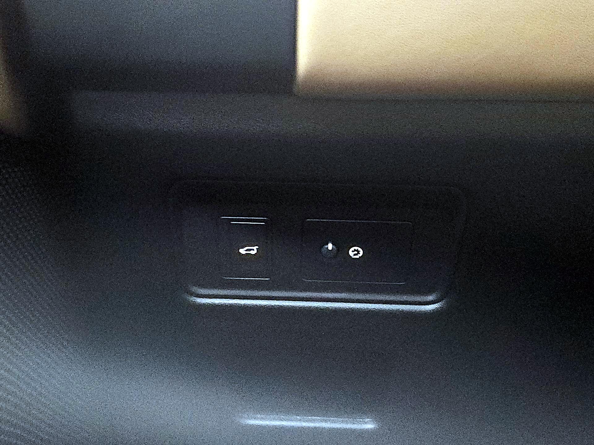 Thumbnail: 2023 Land Rover Discovery - 13