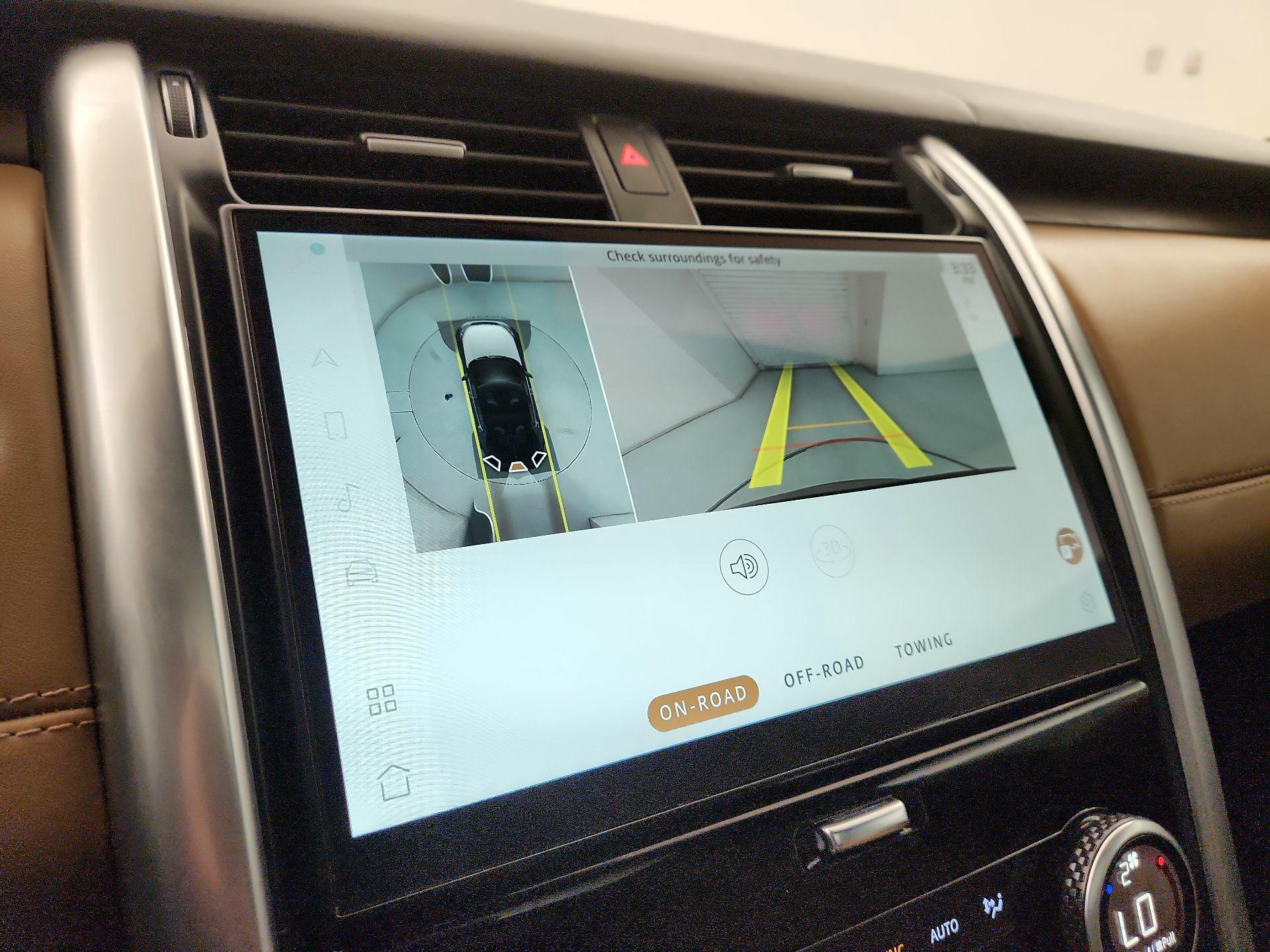 Thumbnail: 2023 Land Rover Discovery - 15