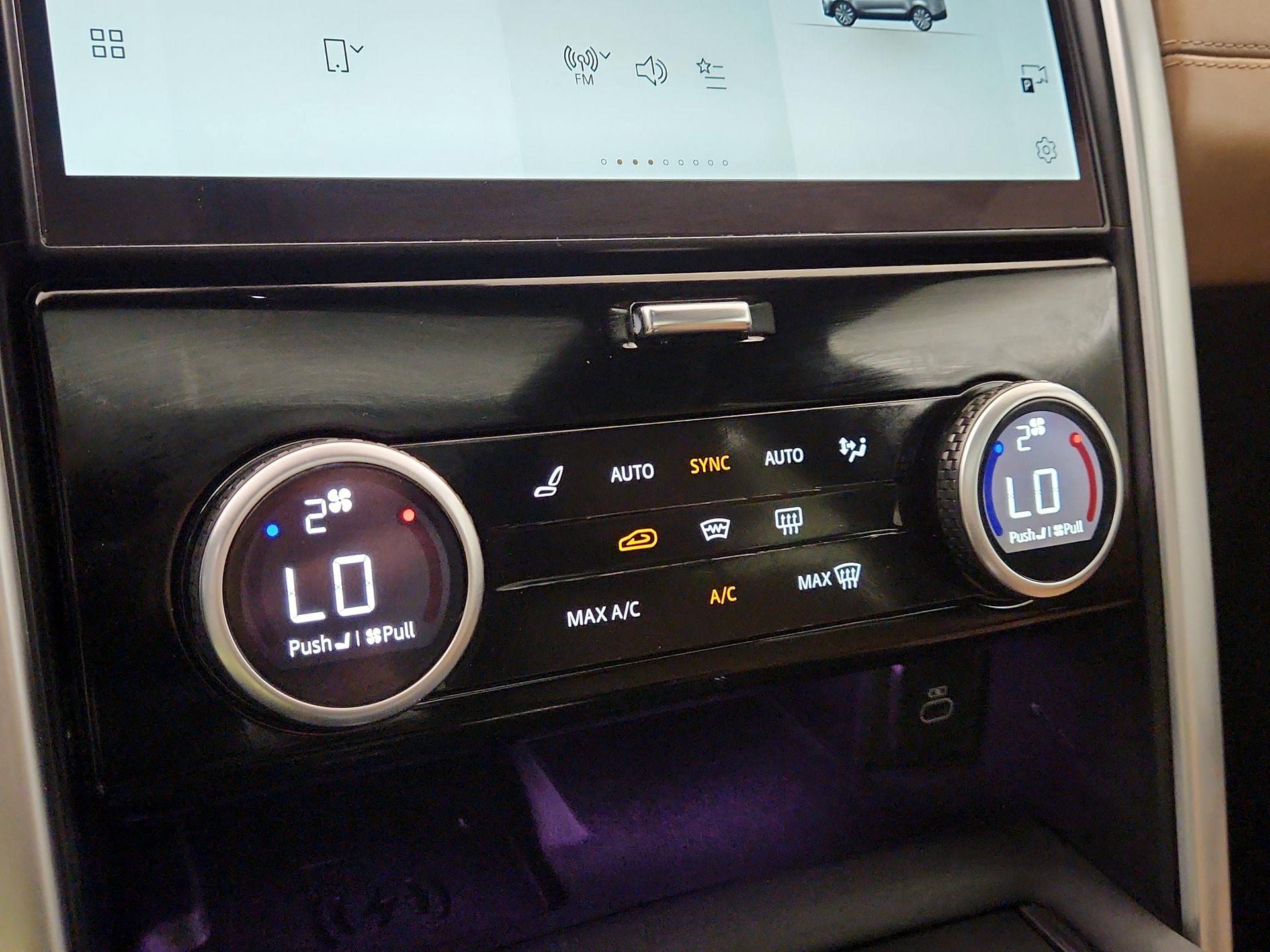 Thumbnail: 2023 Land Rover Discovery - 17