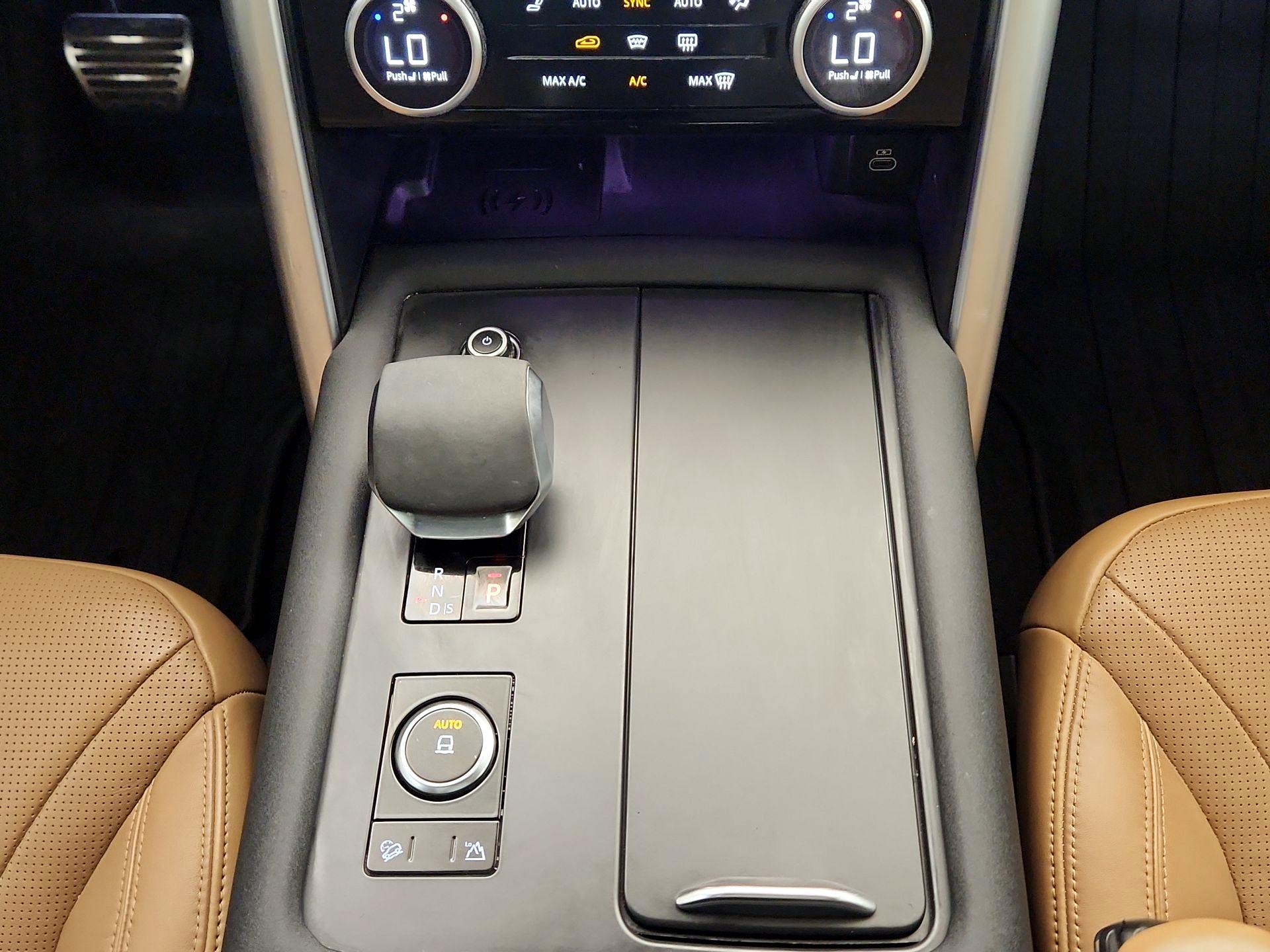 Thumbnail: 2023 Land Rover Discovery - 18