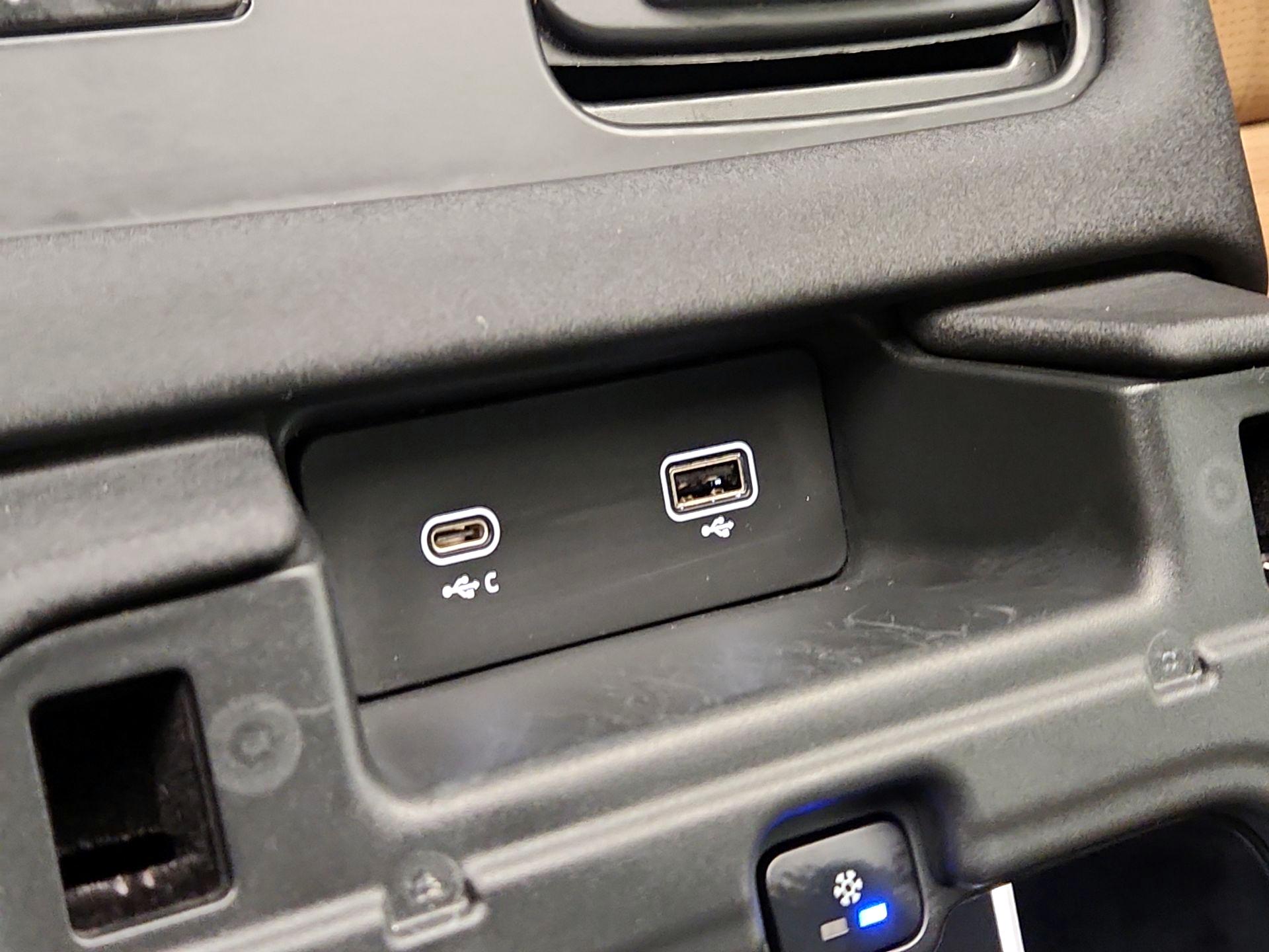 Thumbnail: 2023 Land Rover Discovery - 19