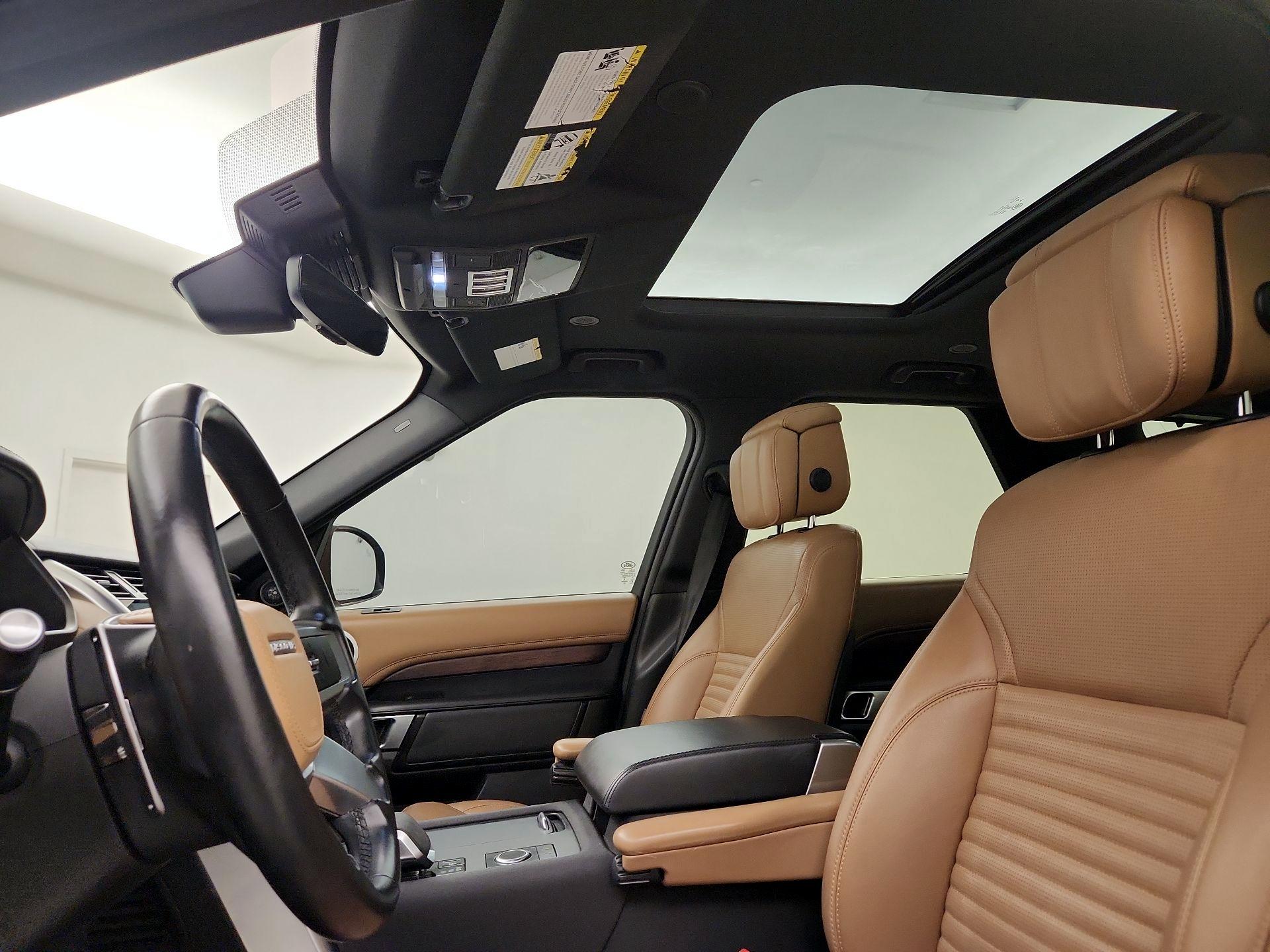 Thumbnail: 2023 Land Rover Discovery - 20