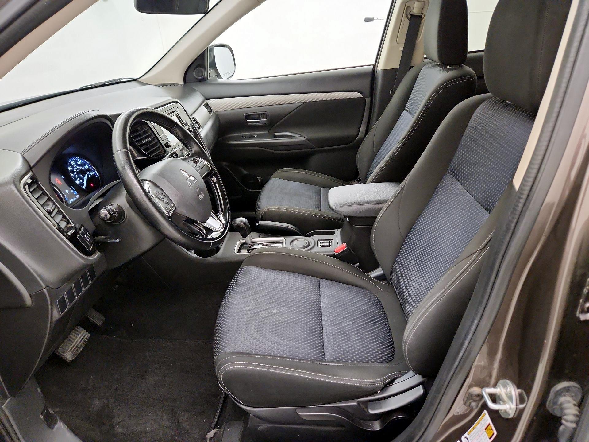 Thumbnail: 2016 Mitsubishi Outlander - 11