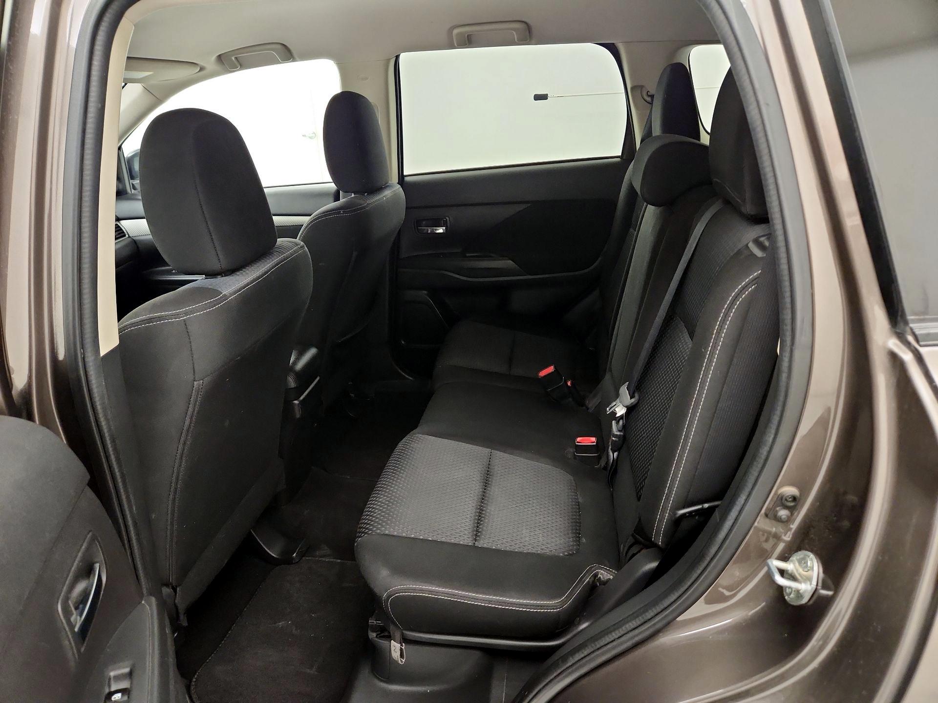 Thumbnail: 2016 Mitsubishi Outlander - 18