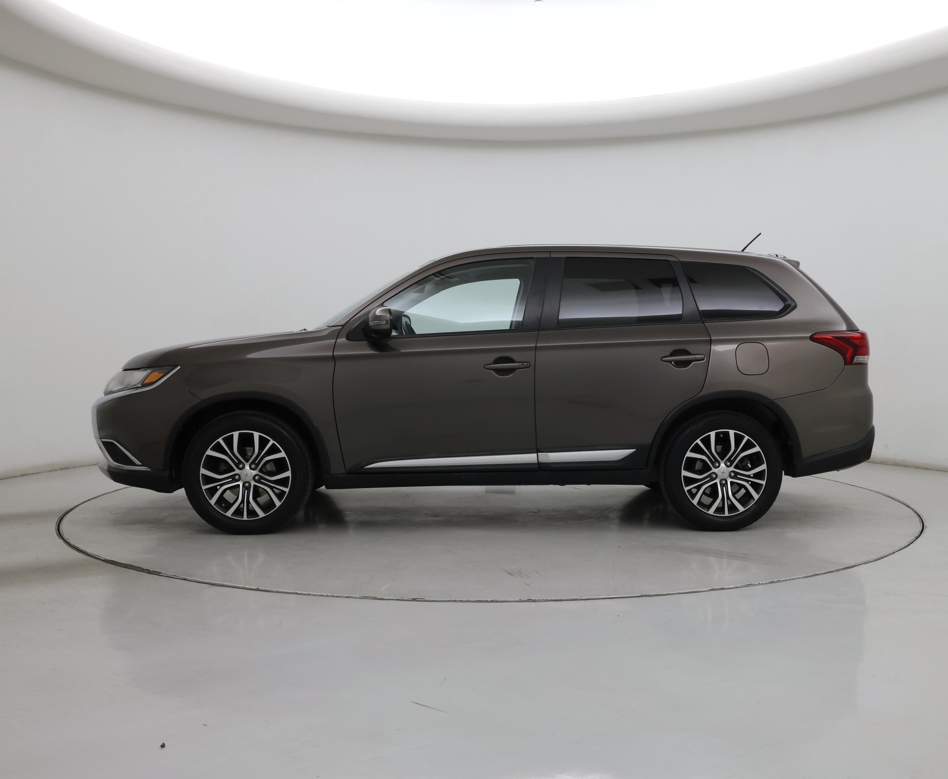 Thumbnail: 2016 Mitsubishi Outlander - 3