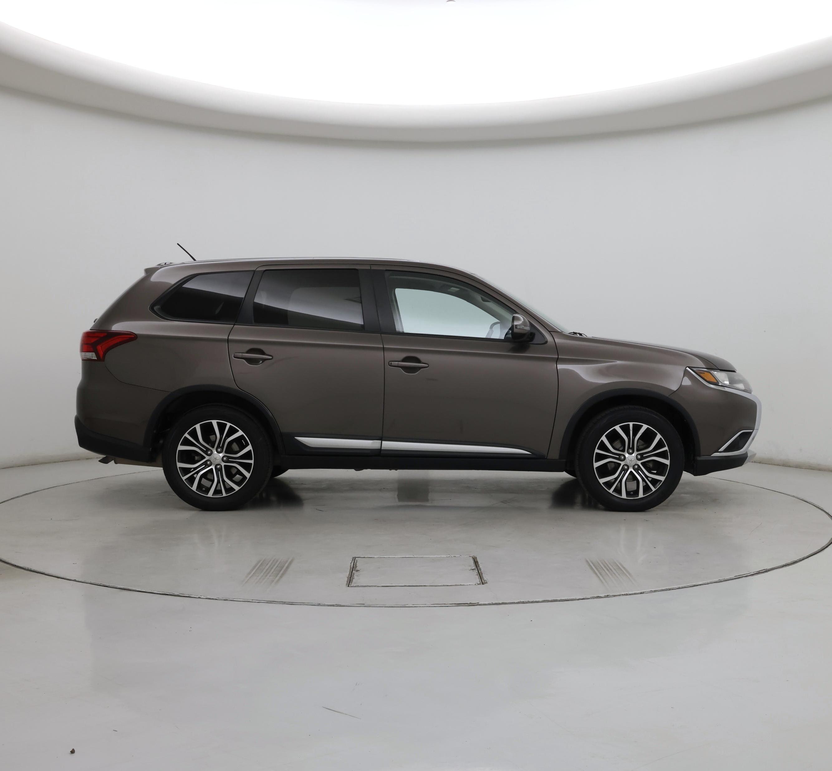 Thumbnail: 2016 Mitsubishi Outlander - 7