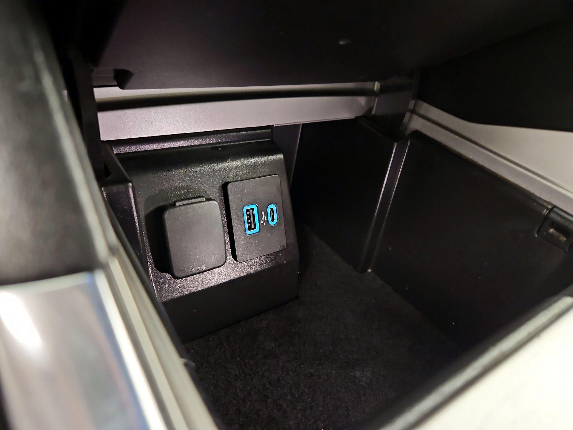 Thumbnail: 2022 Ford Explorer - 19