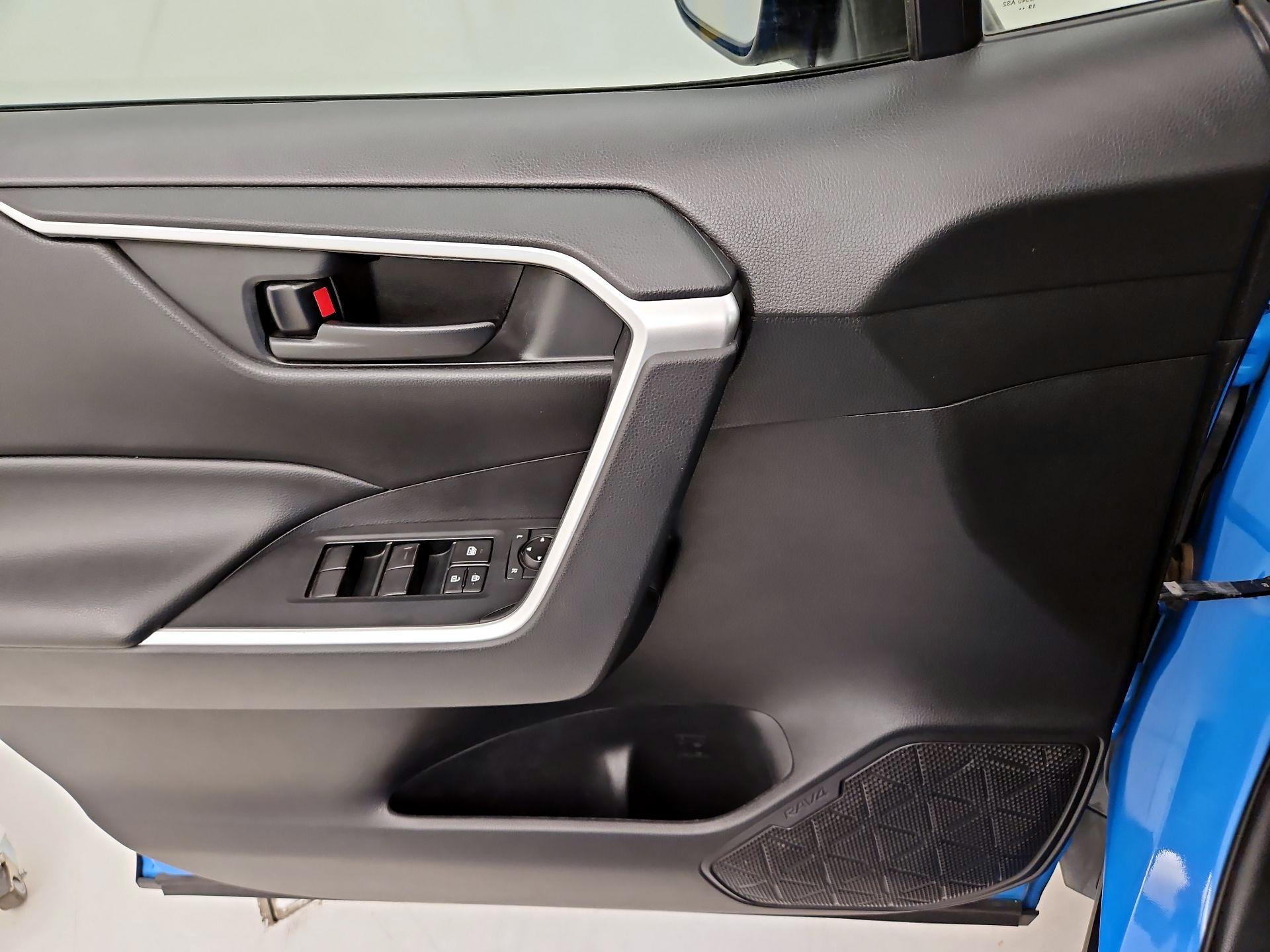 Thumbnail: 2020 Toyota RAV4 - 12