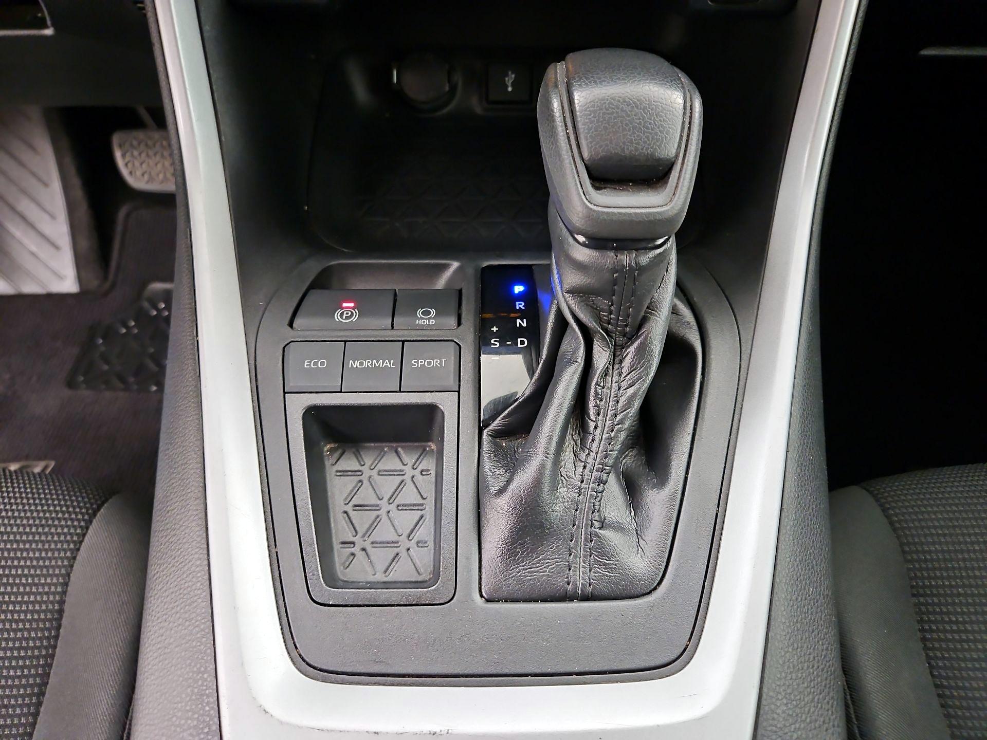 Thumbnail: 2020 Toyota RAV4 - 17