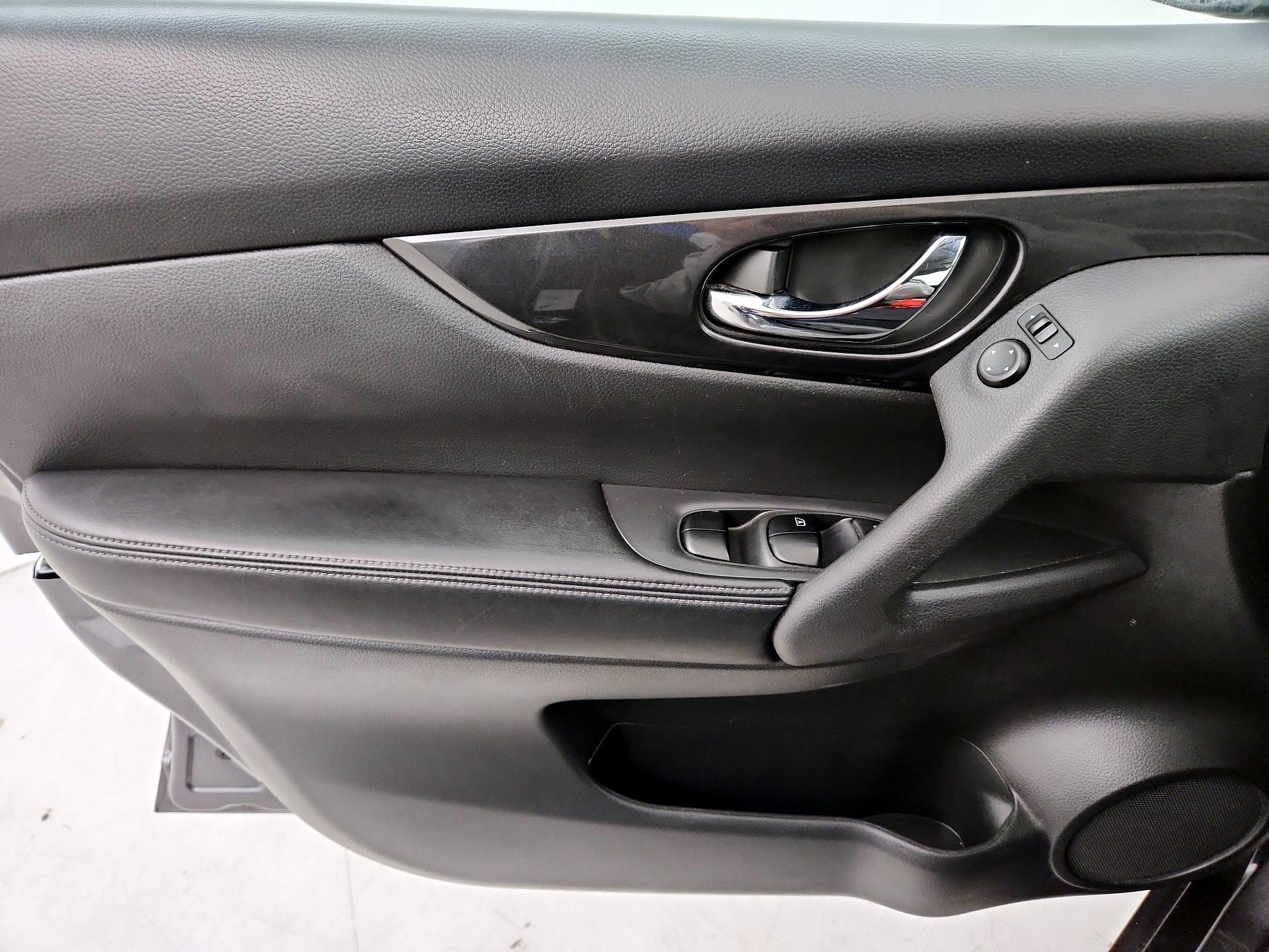 Thumbnail: 2017 Nissan Rogue - 12