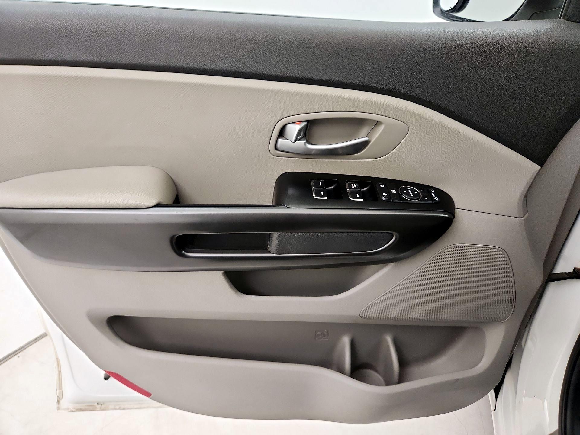 Thumbnail: 2016 Kia Sedona - 12