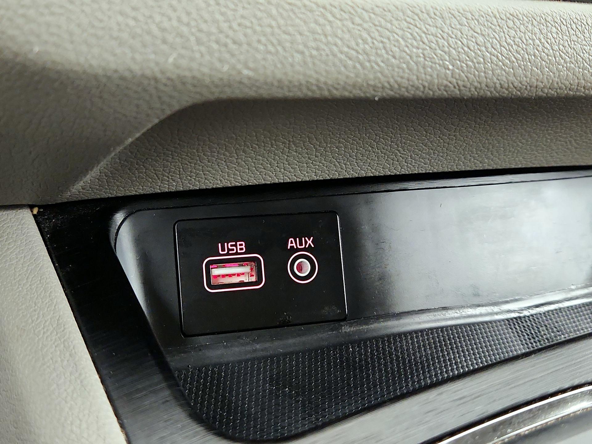 Thumbnail: 2016 Kia Sedona - 18