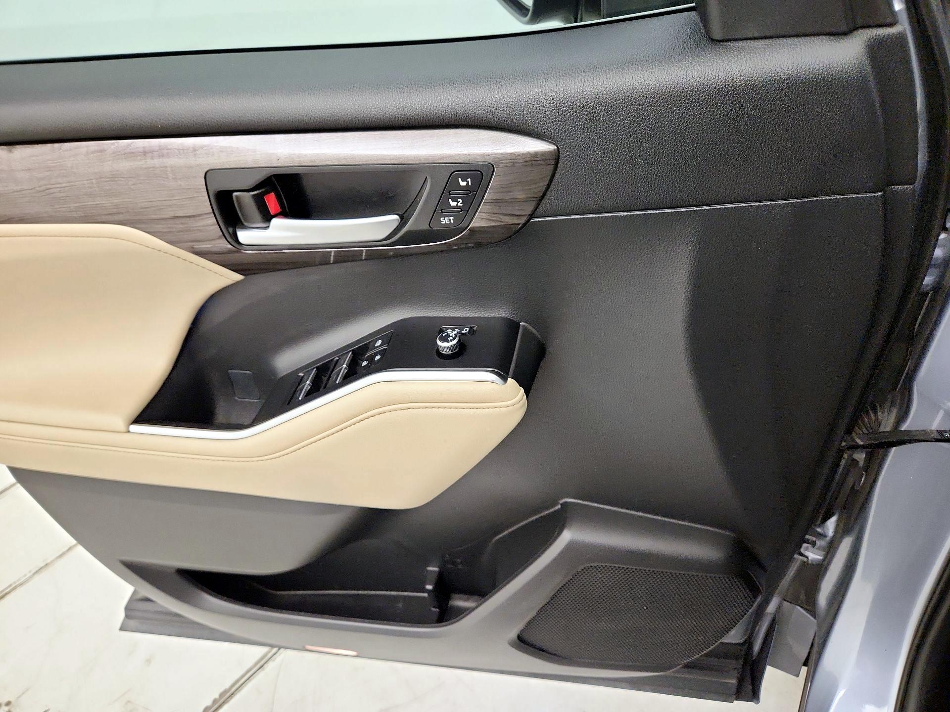 Thumbnail: 2023 Toyota Highlander - 12