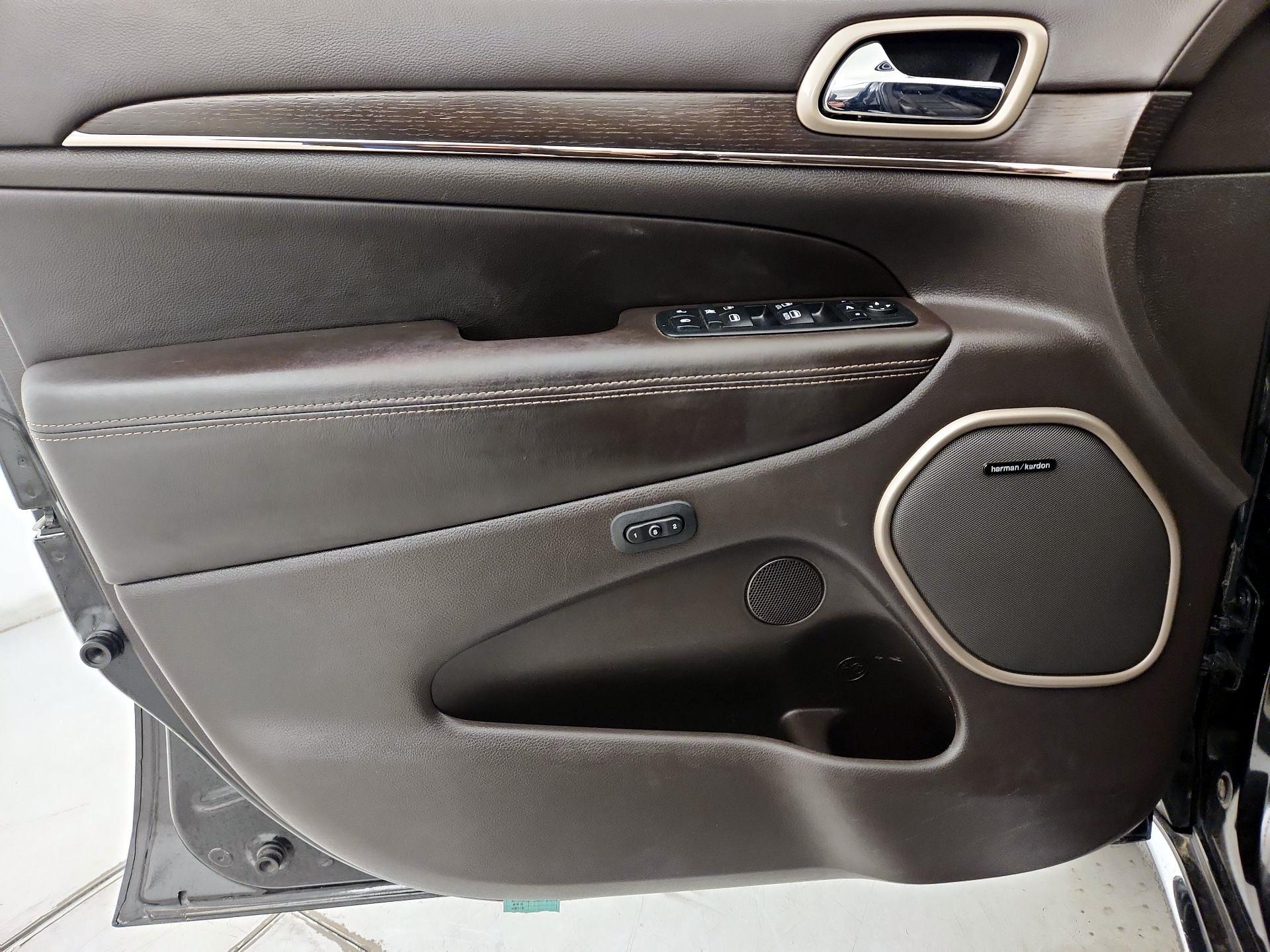 Thumbnail: 2015 Jeep Grand Cherokee - 12