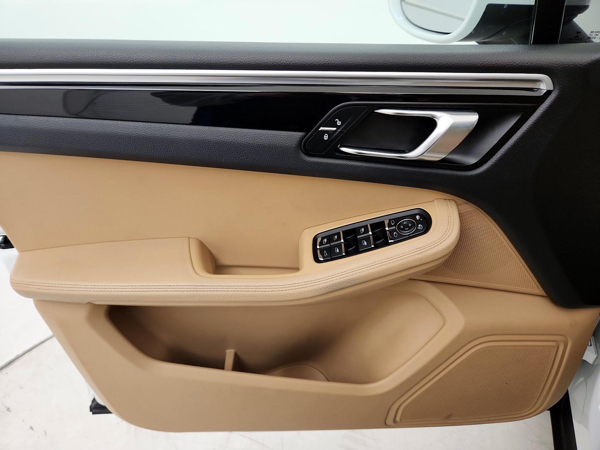 Thumbnail: 2017 Porsche Macan - 12