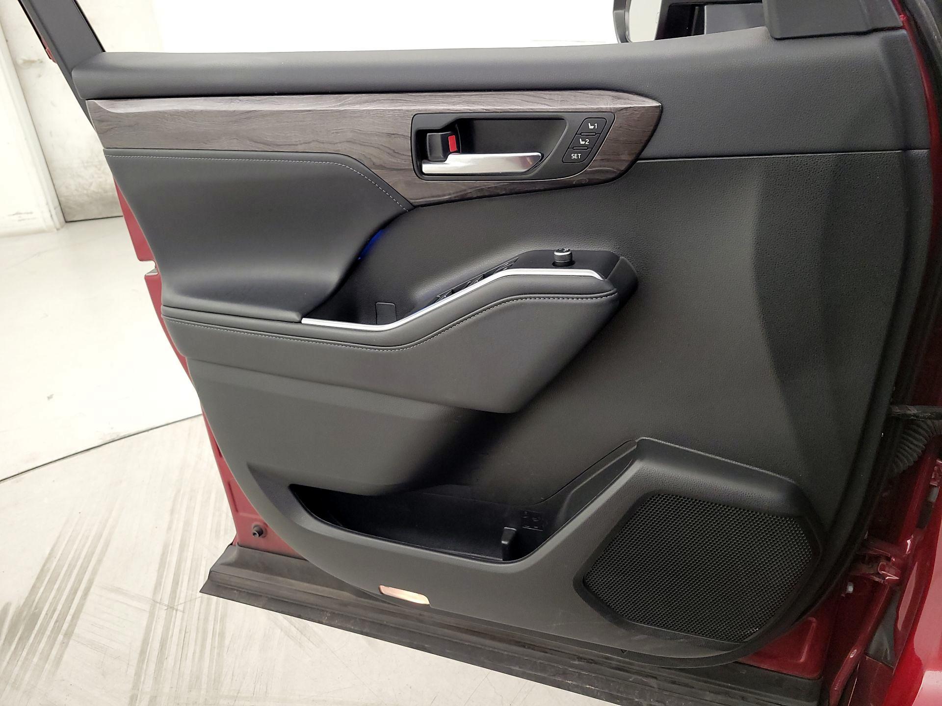 Thumbnail: 2022 Toyota Highlander - 12