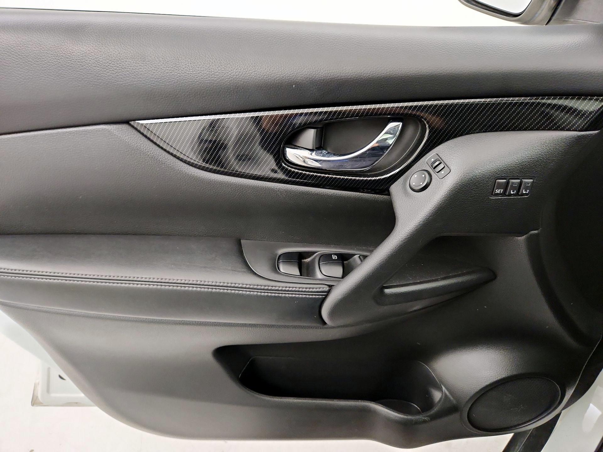 Thumbnail: 2017 Nissan Rogue - 12