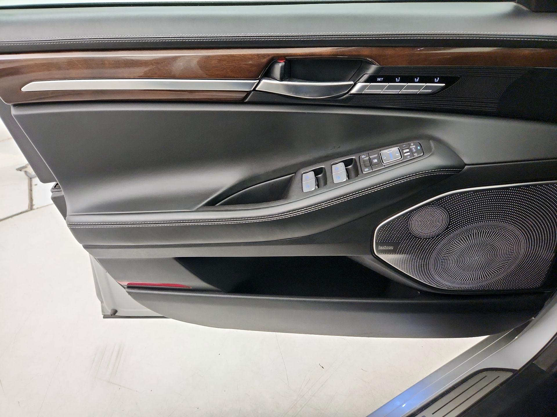 Thumbnail: 2019 Genesis G90 - 12