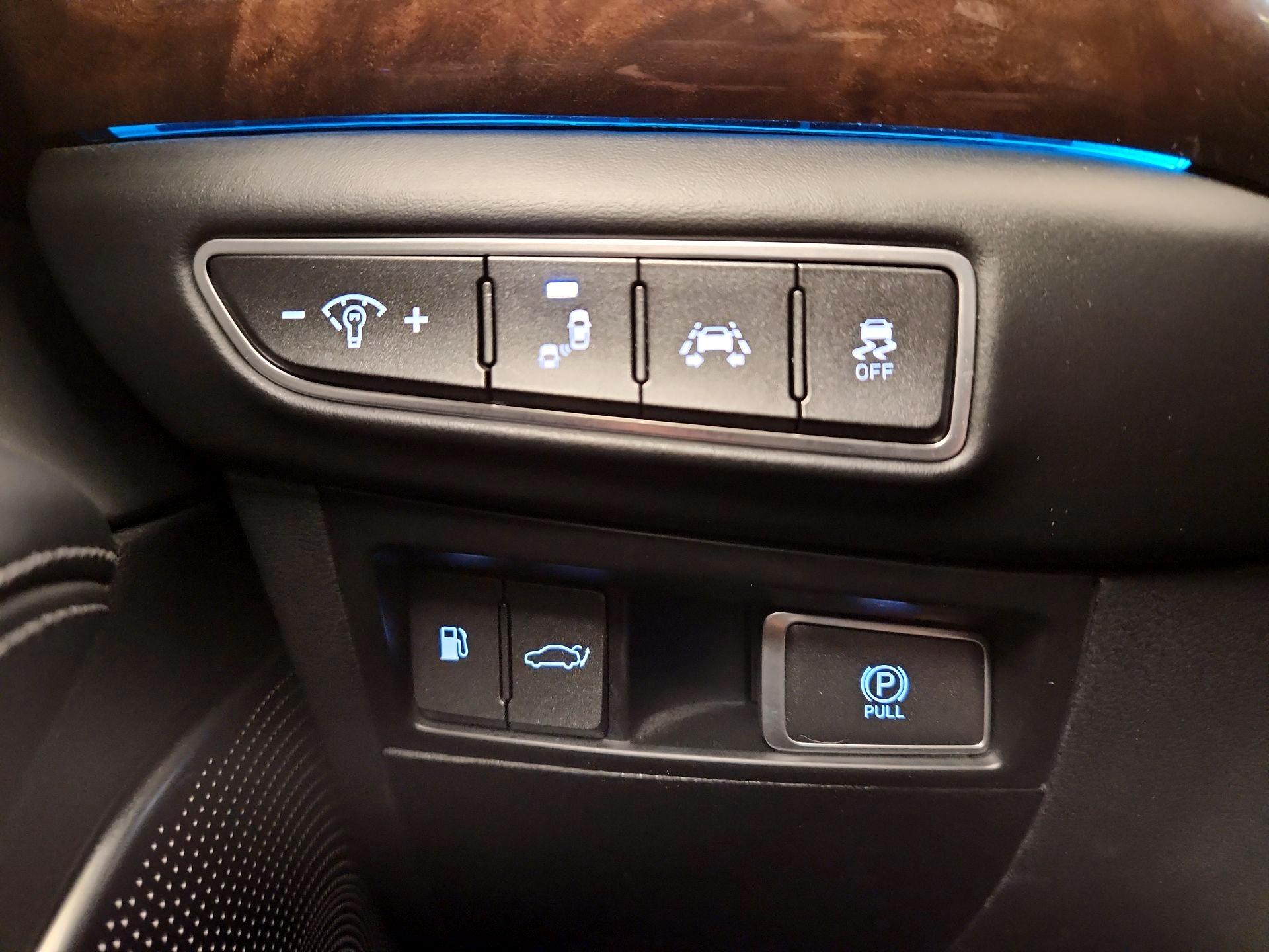 Thumbnail: 2019 Genesis G90 - 13