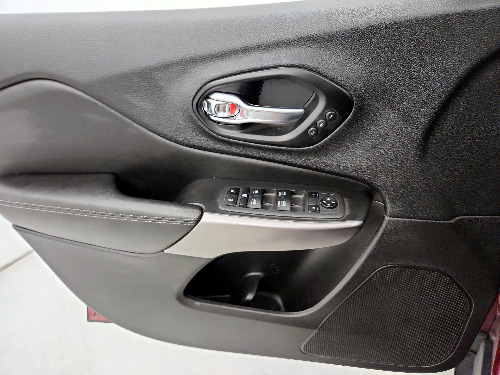 Thumbnail: 2021 Jeep Cherokee - 12