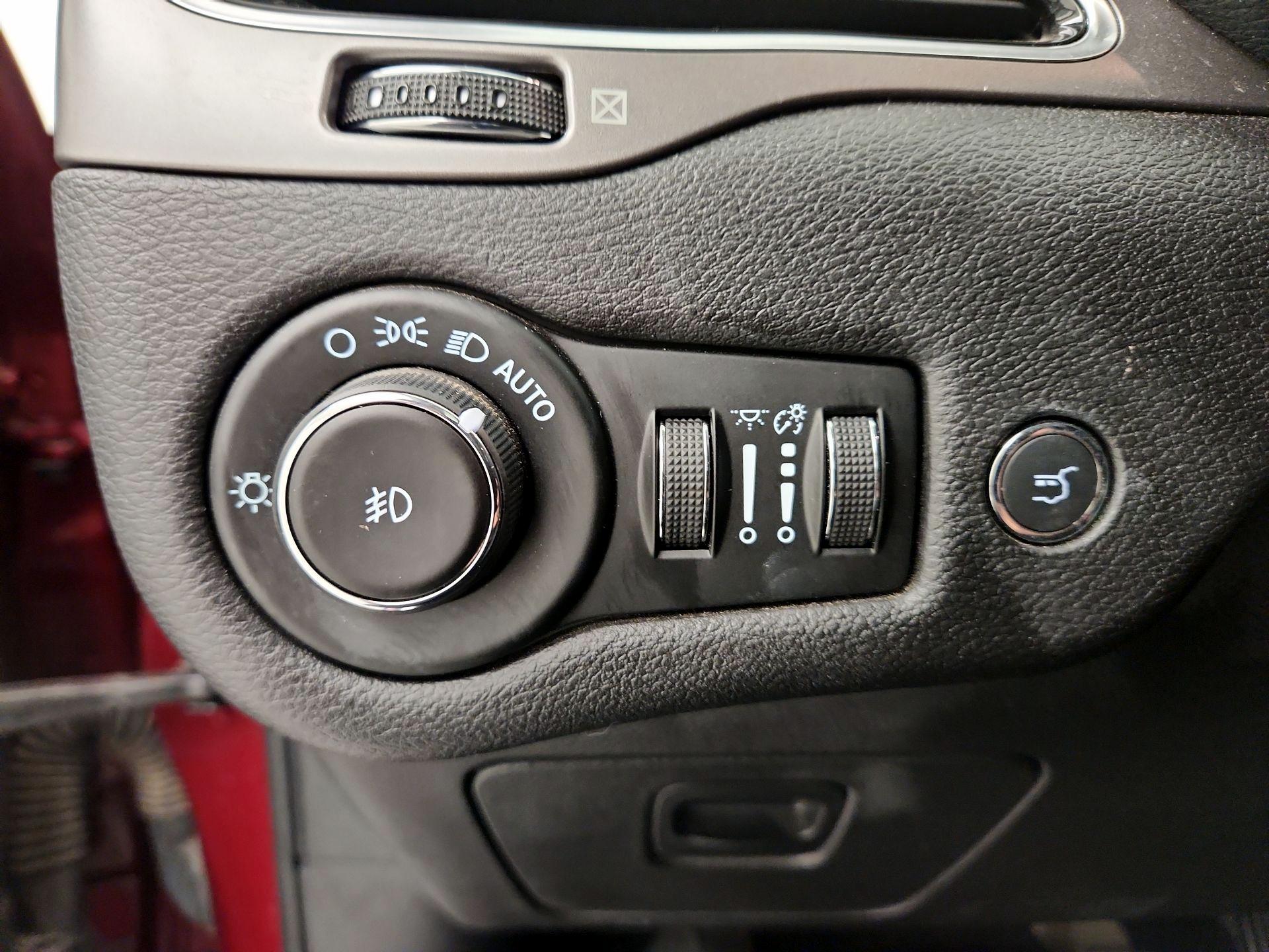 Thumbnail: 2021 Jeep Cherokee - 13