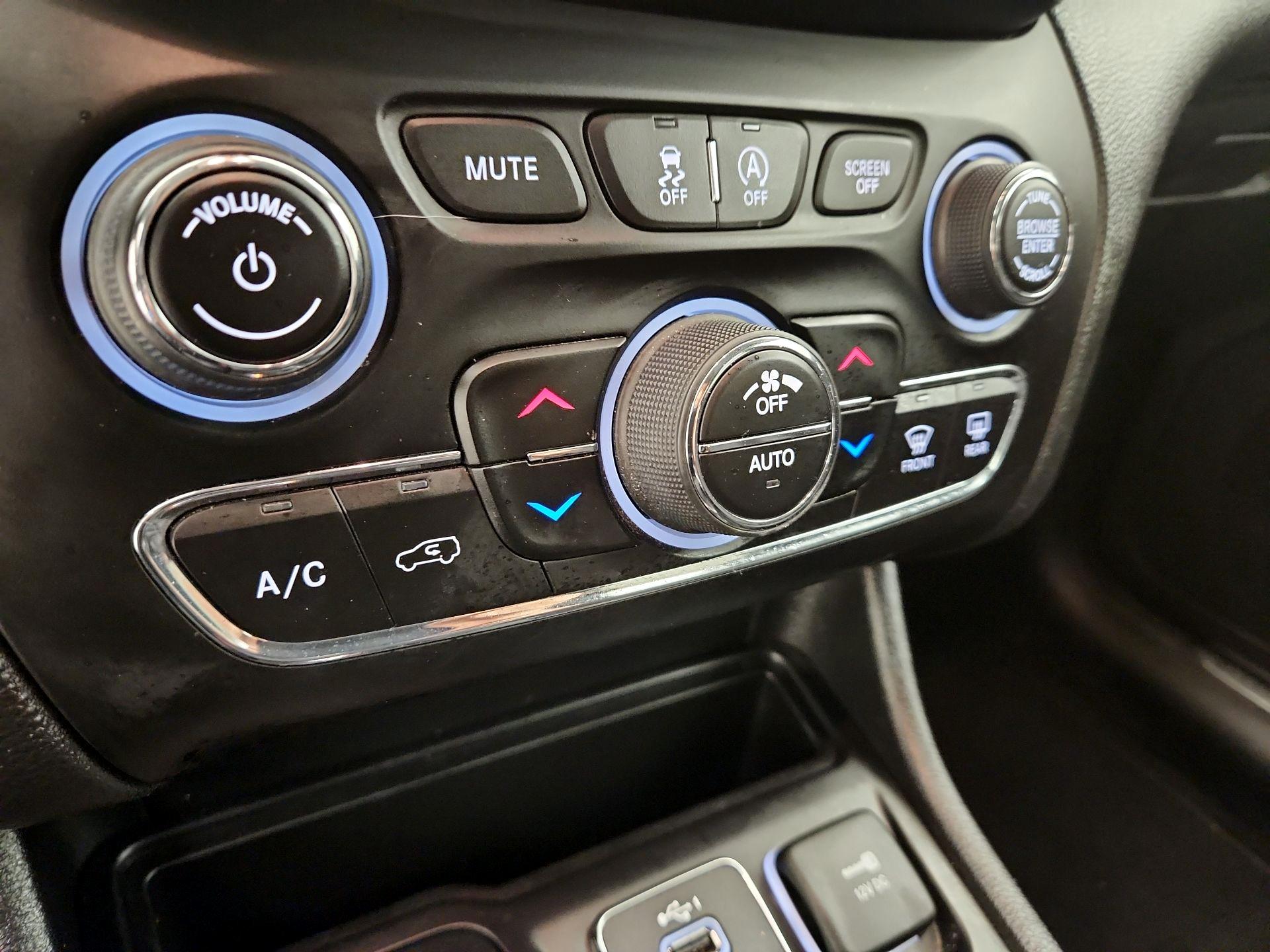 Thumbnail: 2021 Jeep Cherokee - 16