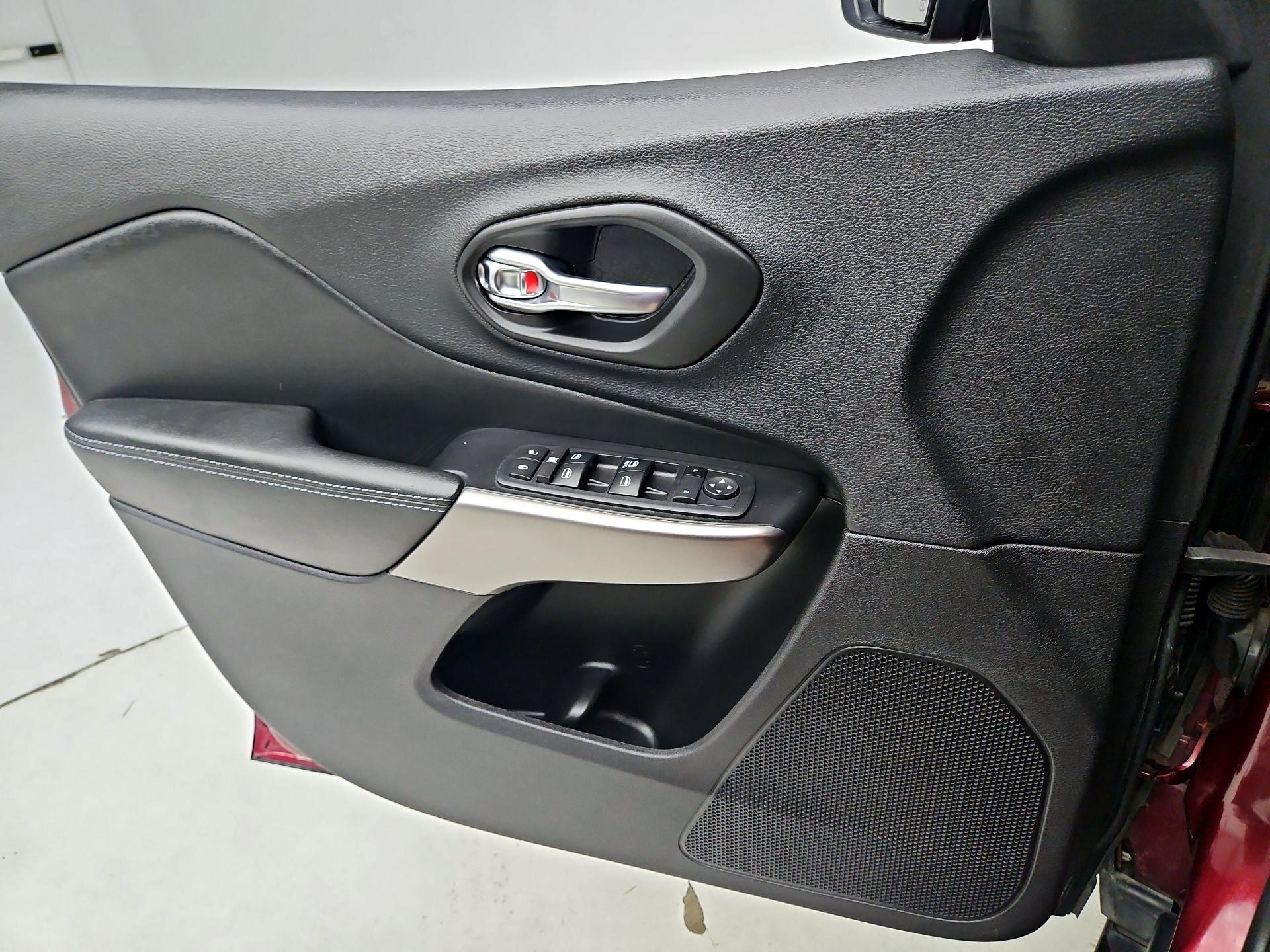 Thumbnail: 2020 Jeep Cherokee - 12