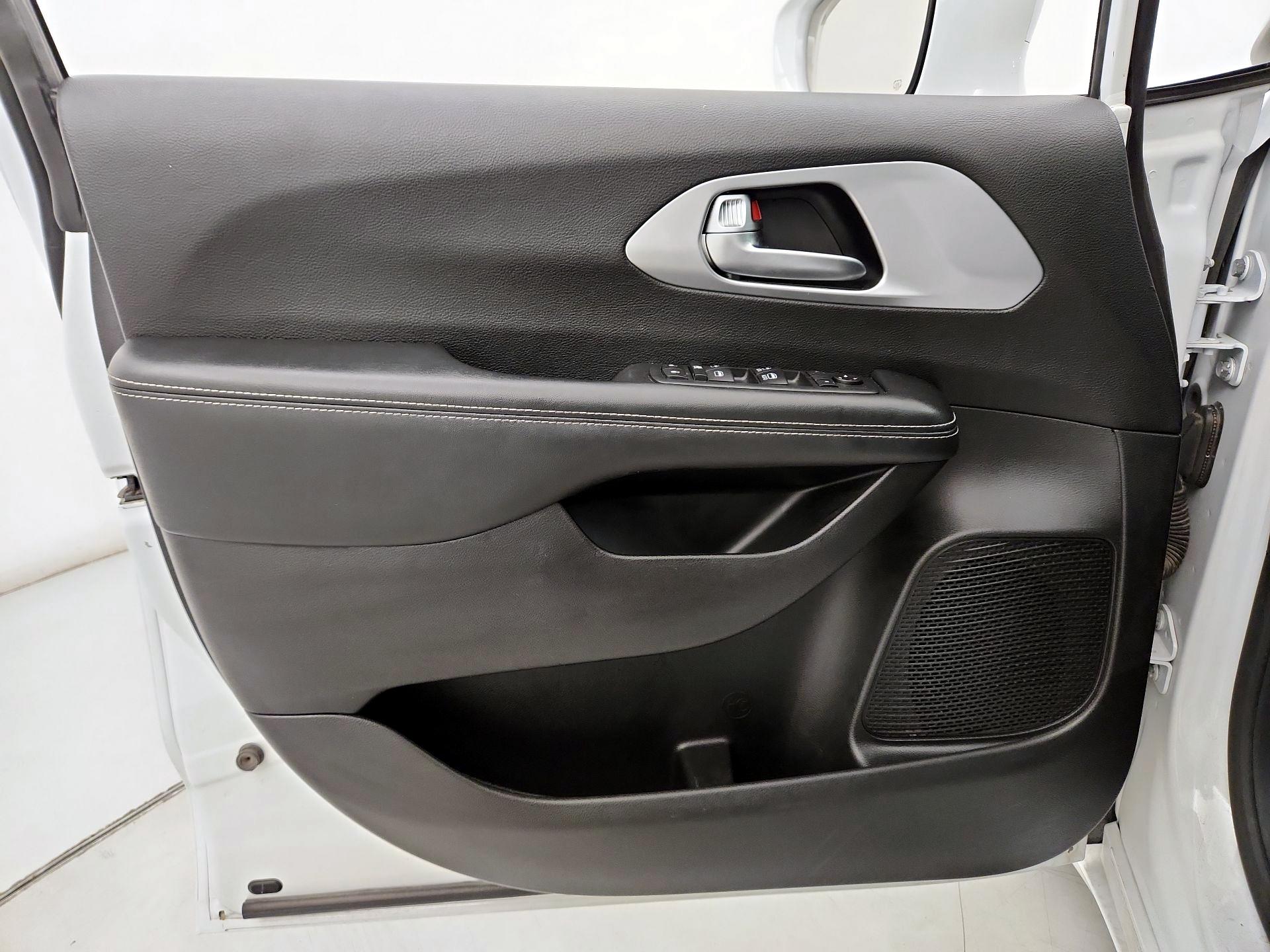 Thumbnail: 2020 Chrysler Pacifica - 12