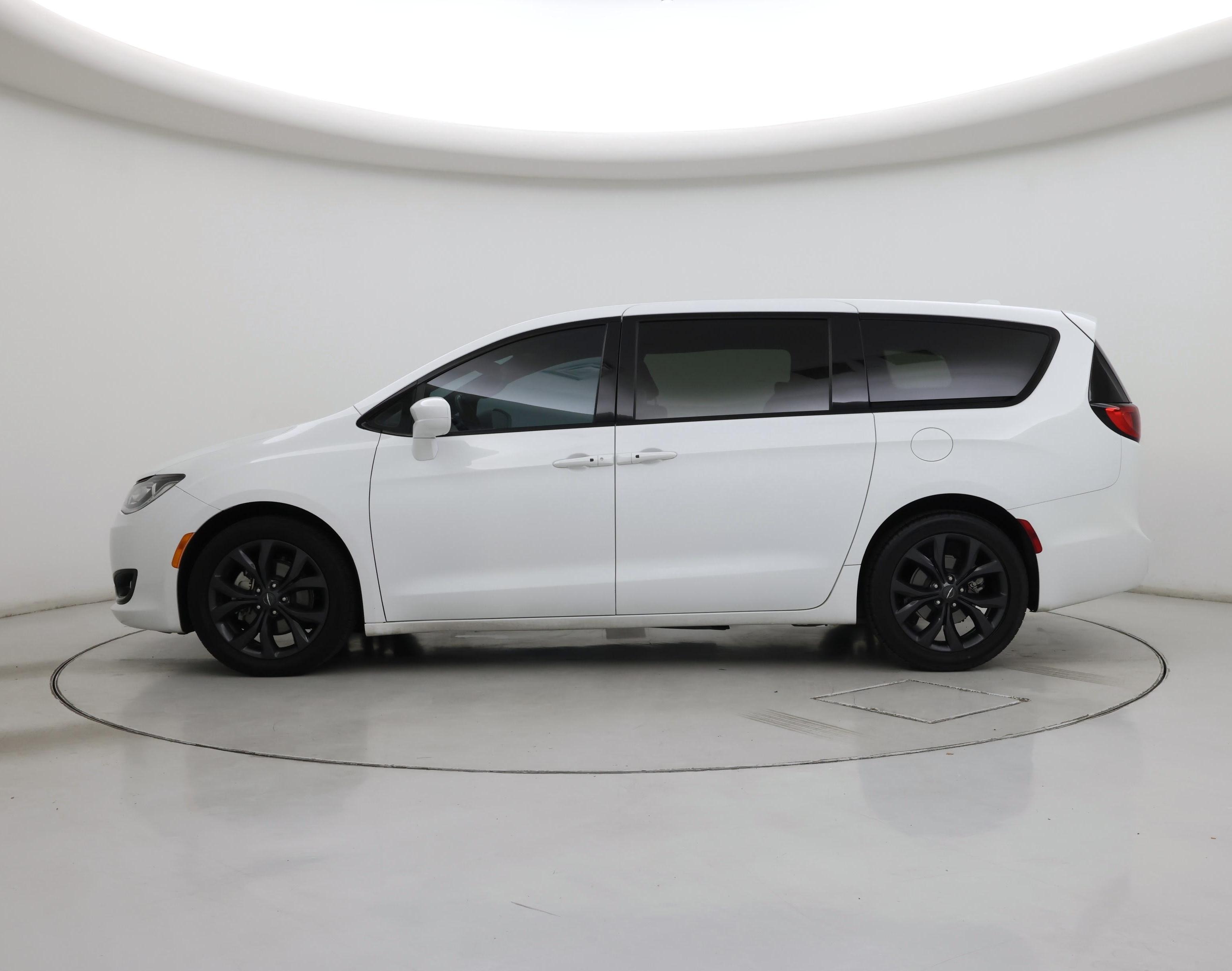 Thumbnail: 2020 Chrysler Pacifica - 3