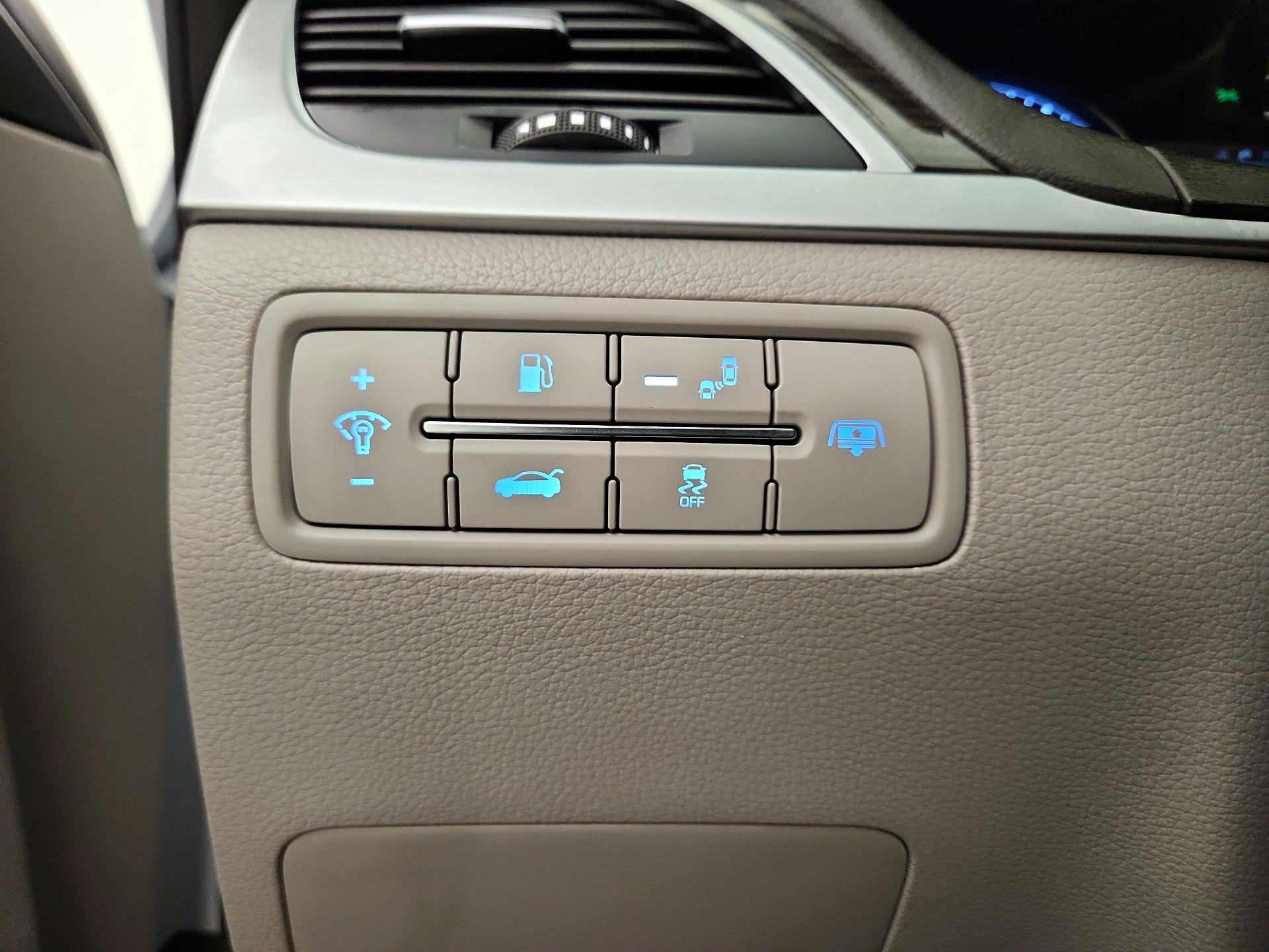 Thumbnail: 2015 Hyundai Genesis - 13