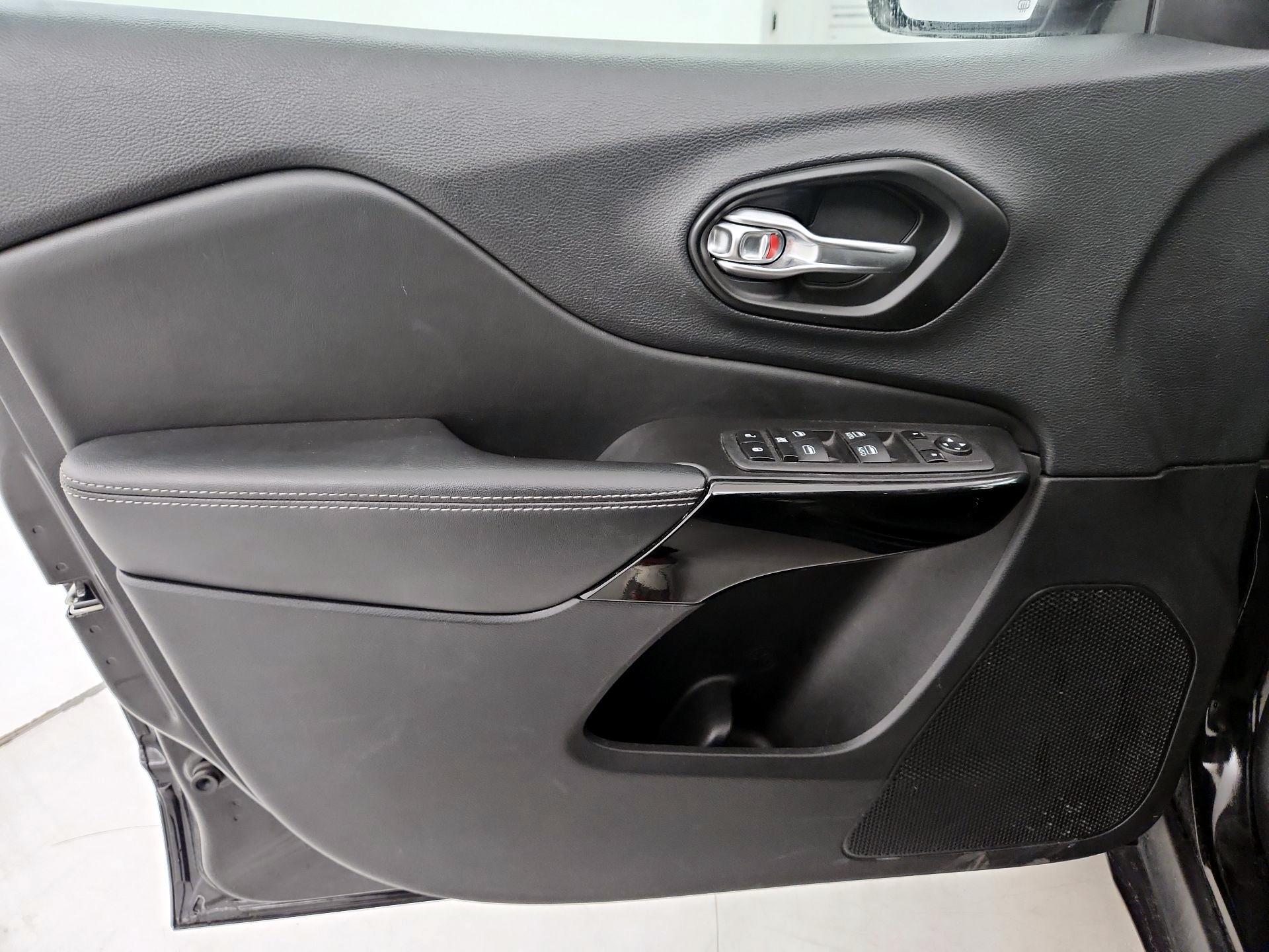 Thumbnail: 2023 Jeep Cherokee - 12