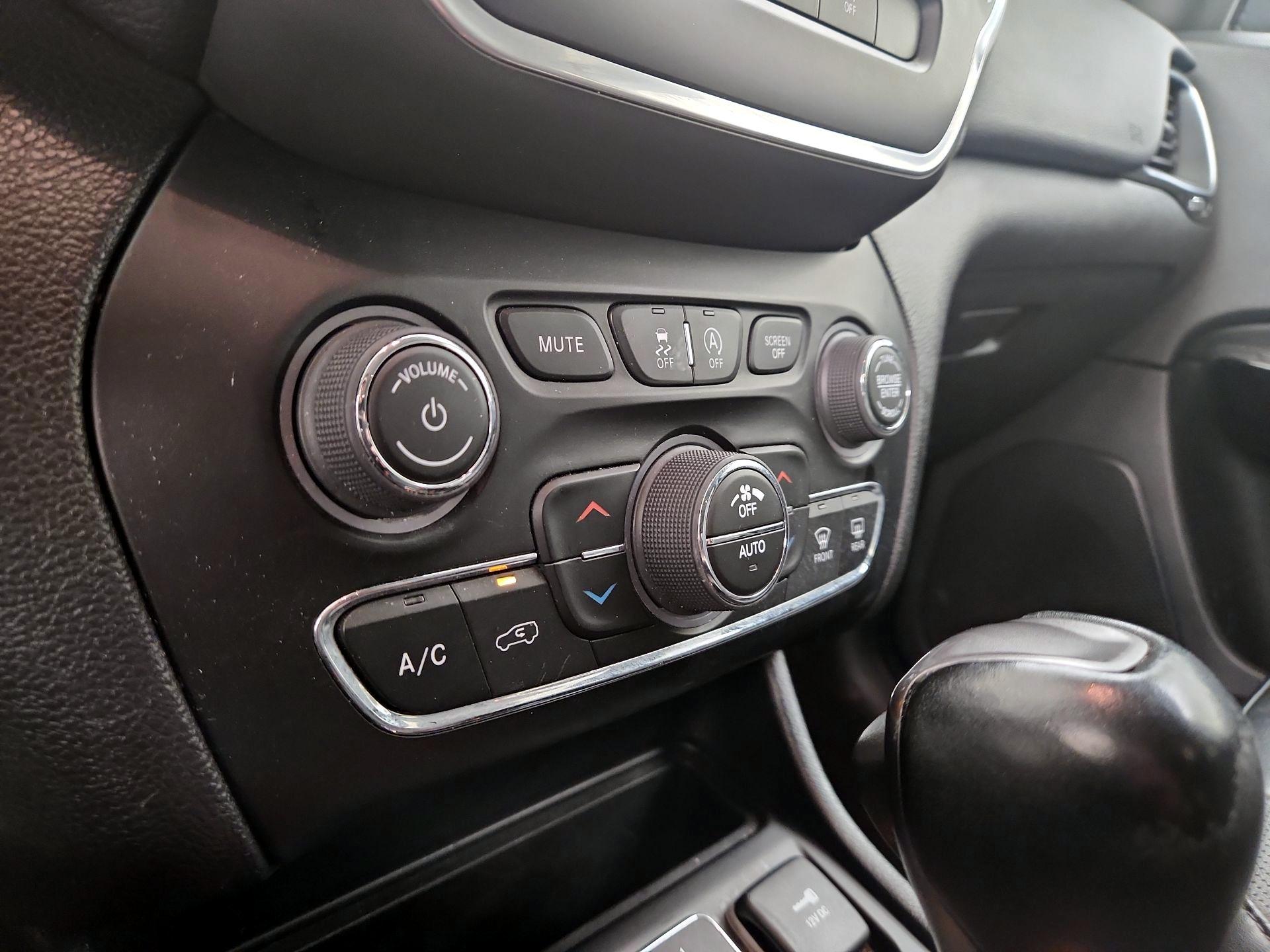 Thumbnail: 2023 Jeep Cherokee - 17