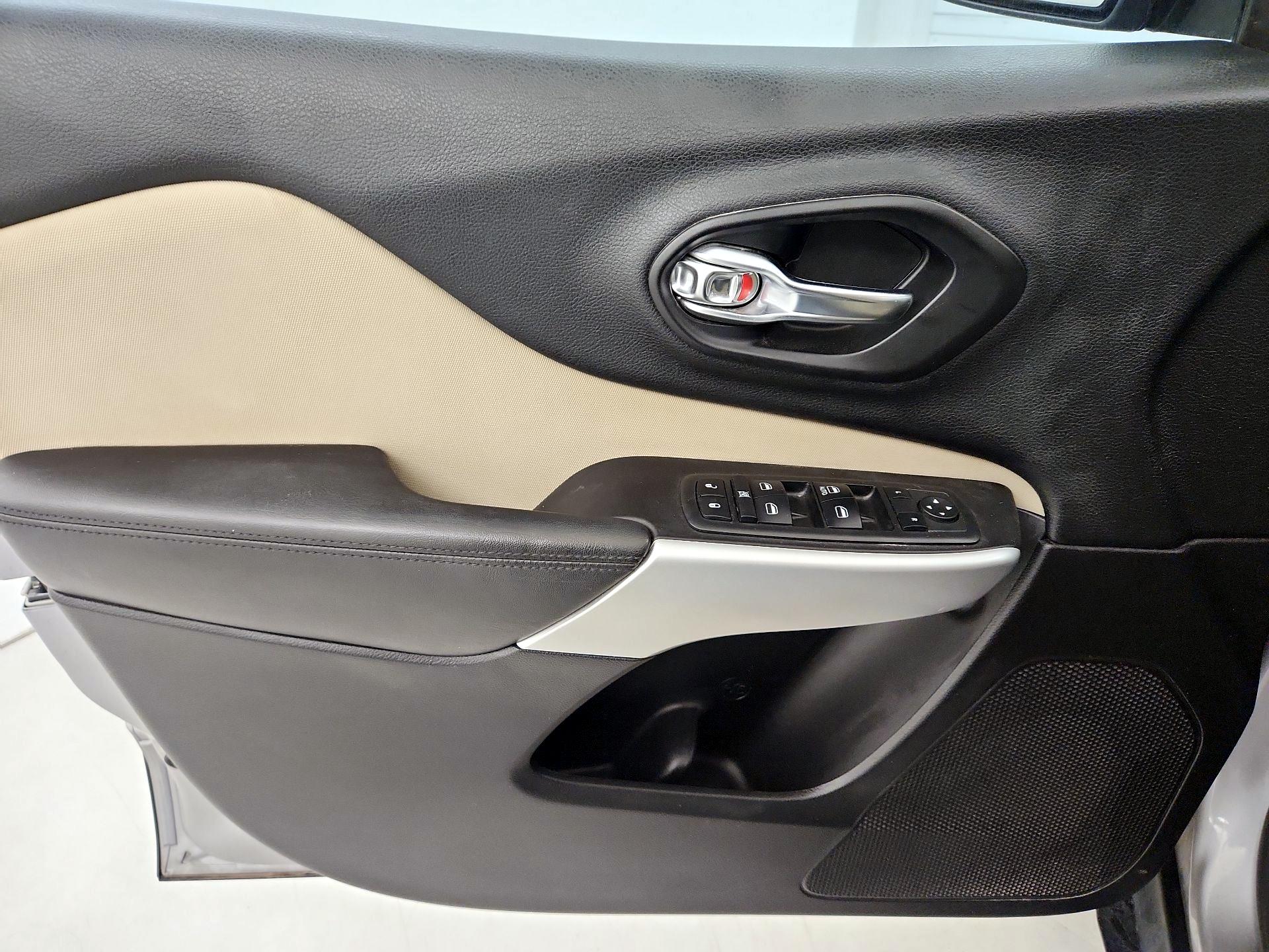 Thumbnail: 2018 Jeep Cherokee - 12