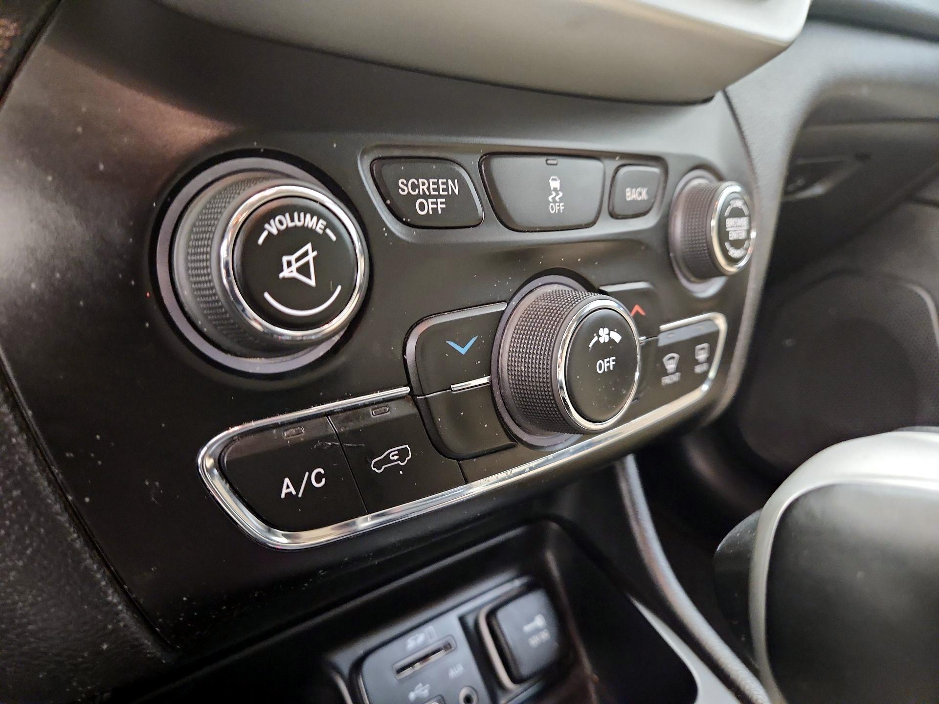 Thumbnail: 2018 Jeep Cherokee - 16